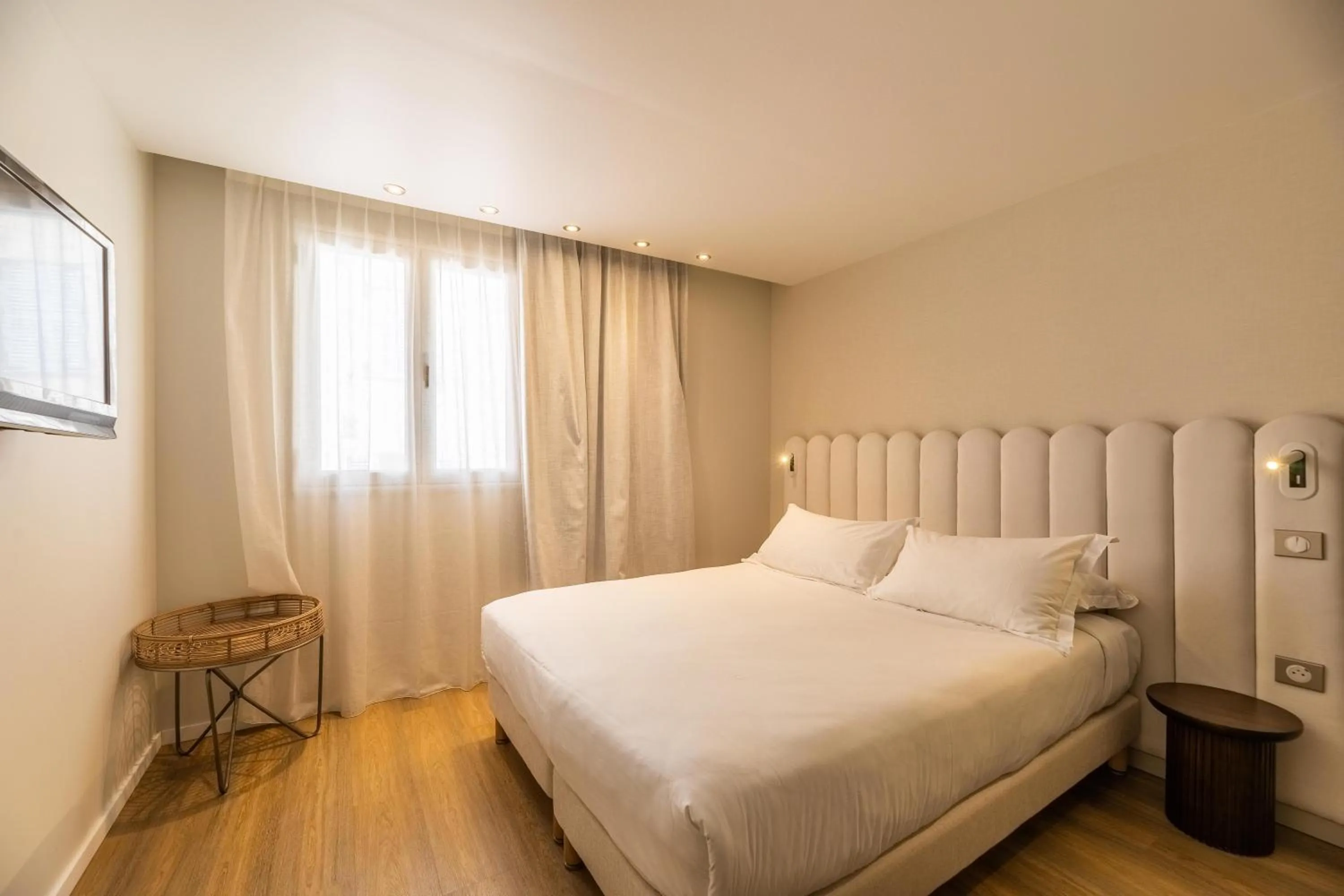 Photo of the whole room, Bed in L'Escale Côté Sud