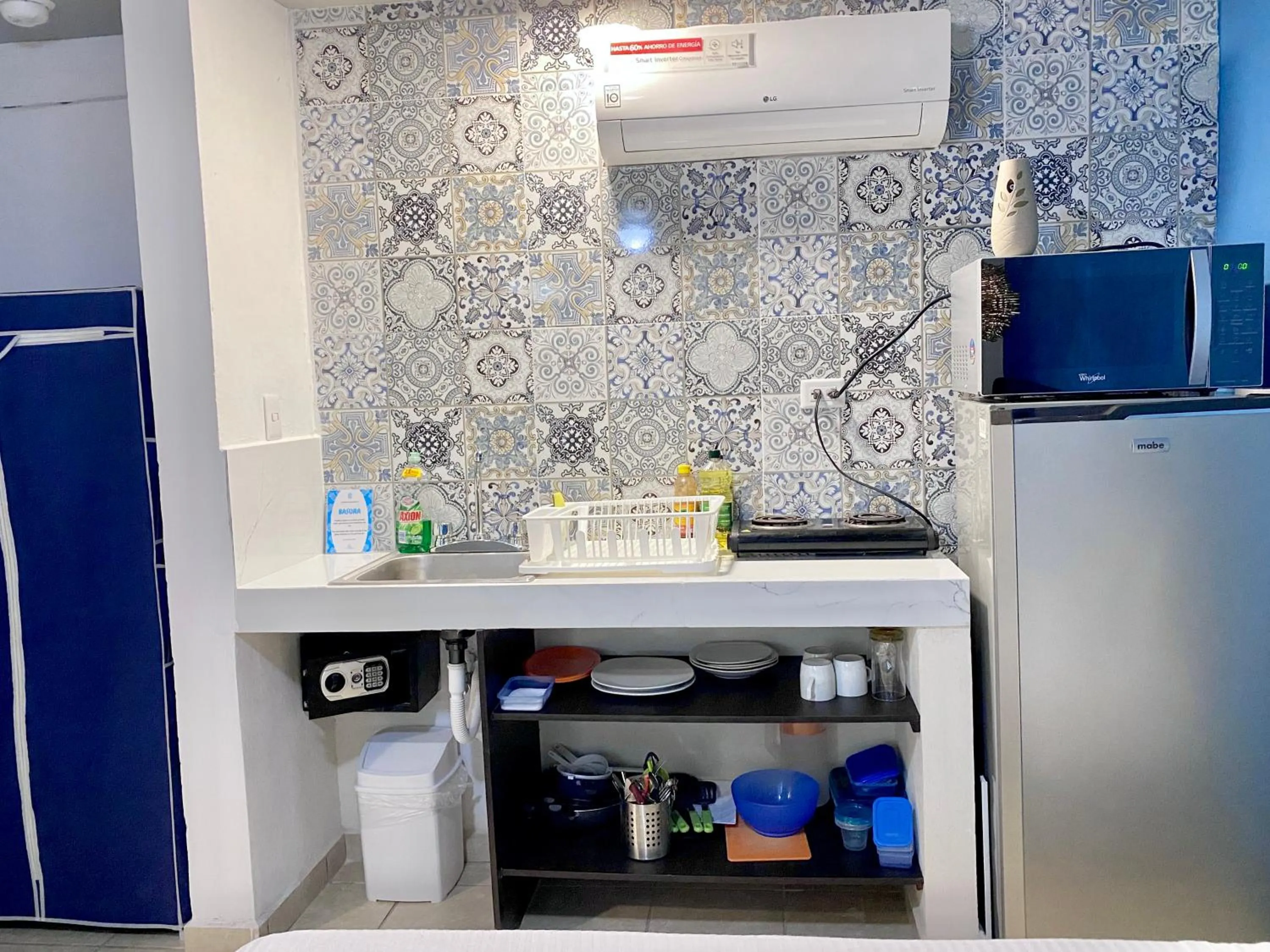 Kitchen or kitchenette in Coco Suites by Andiani Travel