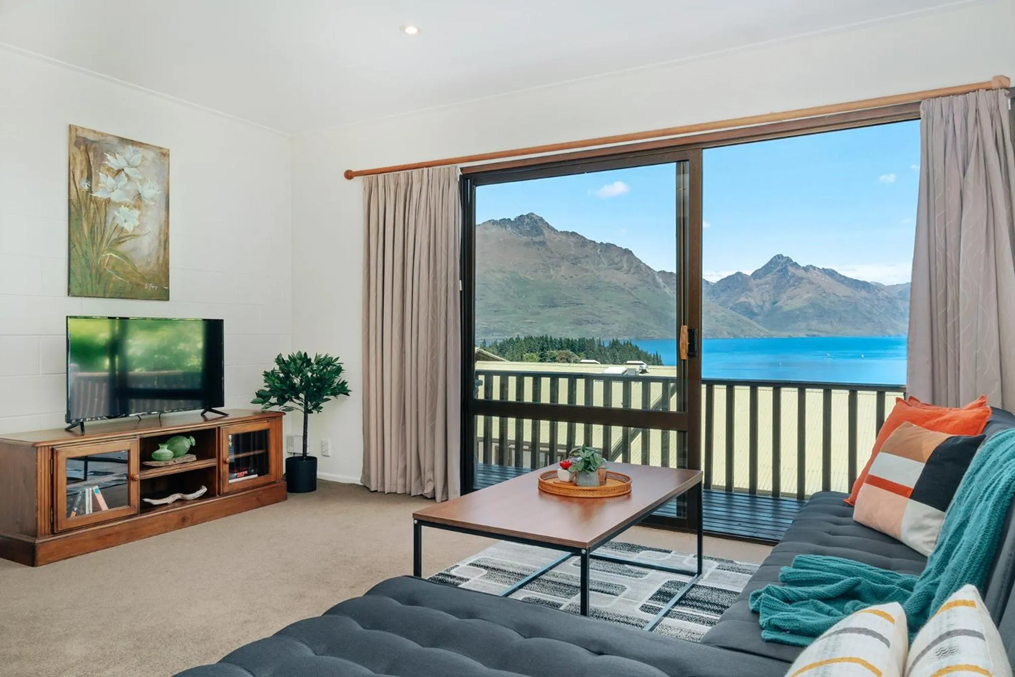 Town Centre Location with Stunning View - Unit 1