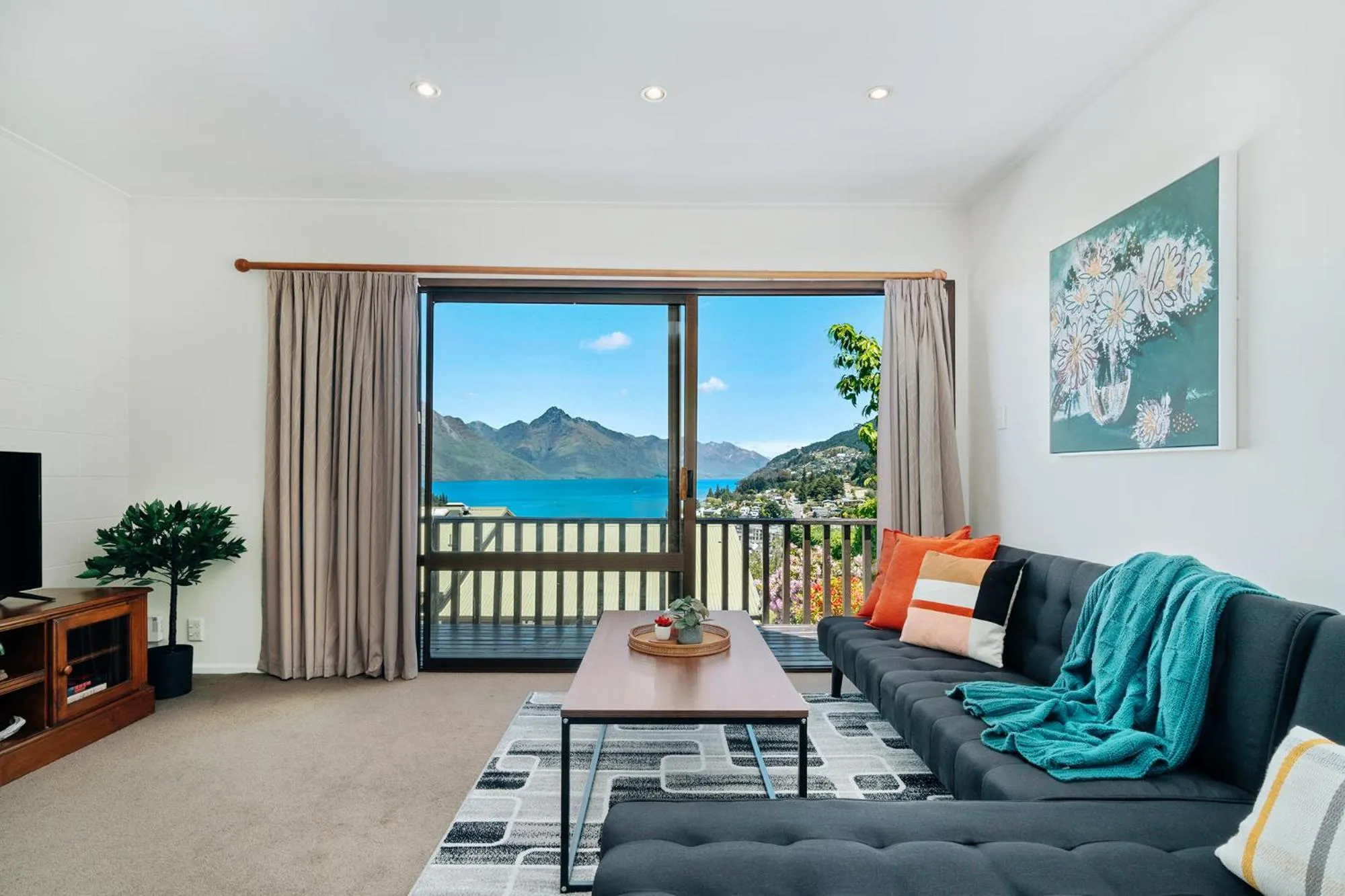 Town Centre Location with Stunning View - Unit 1
