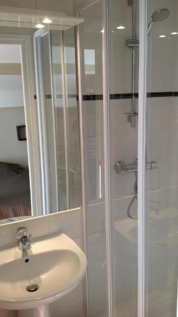 Double Room in Hôtel Restaurant Les oliviers