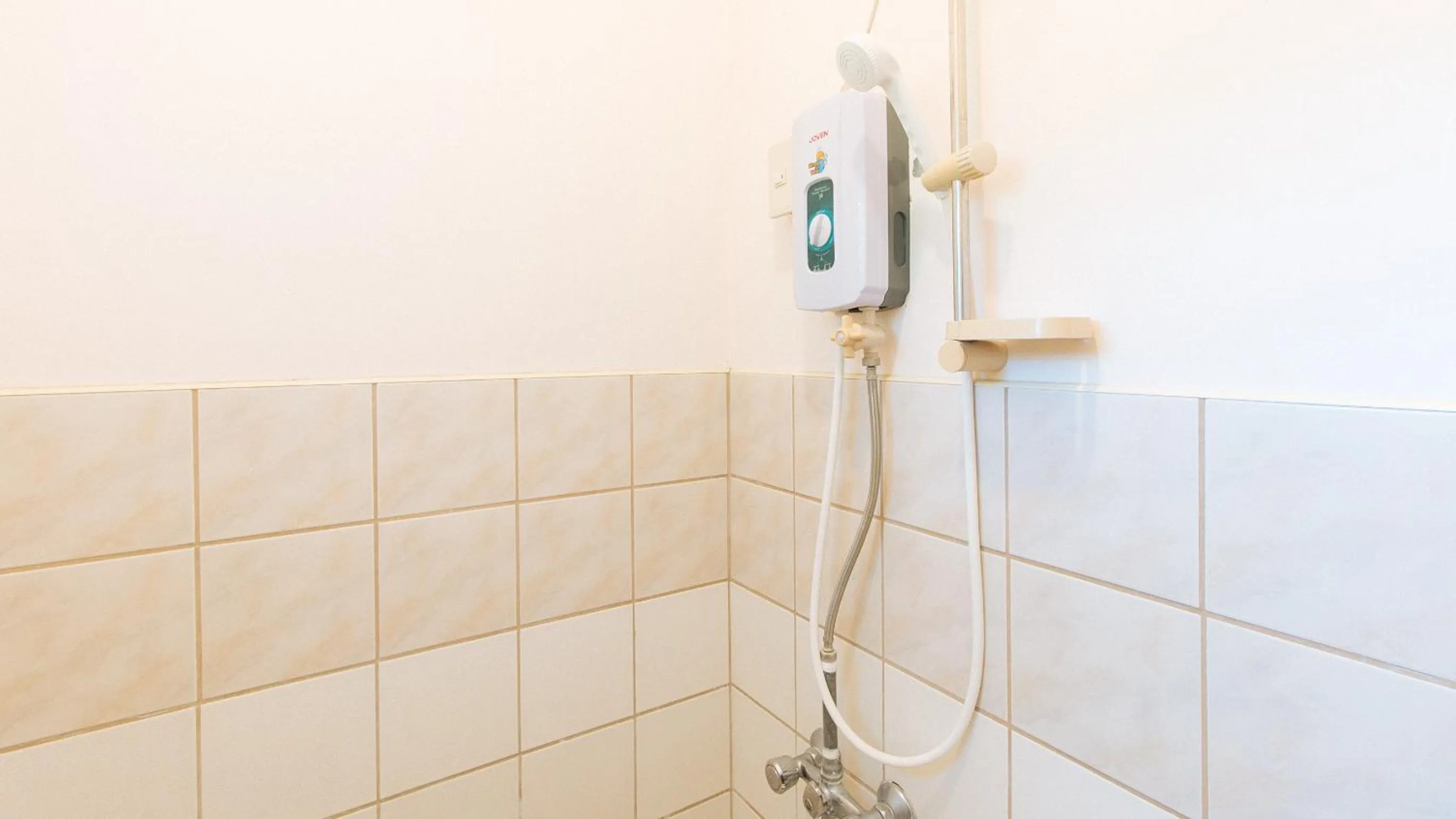 Shower in Arkadia Beach Resort by RedDoorz