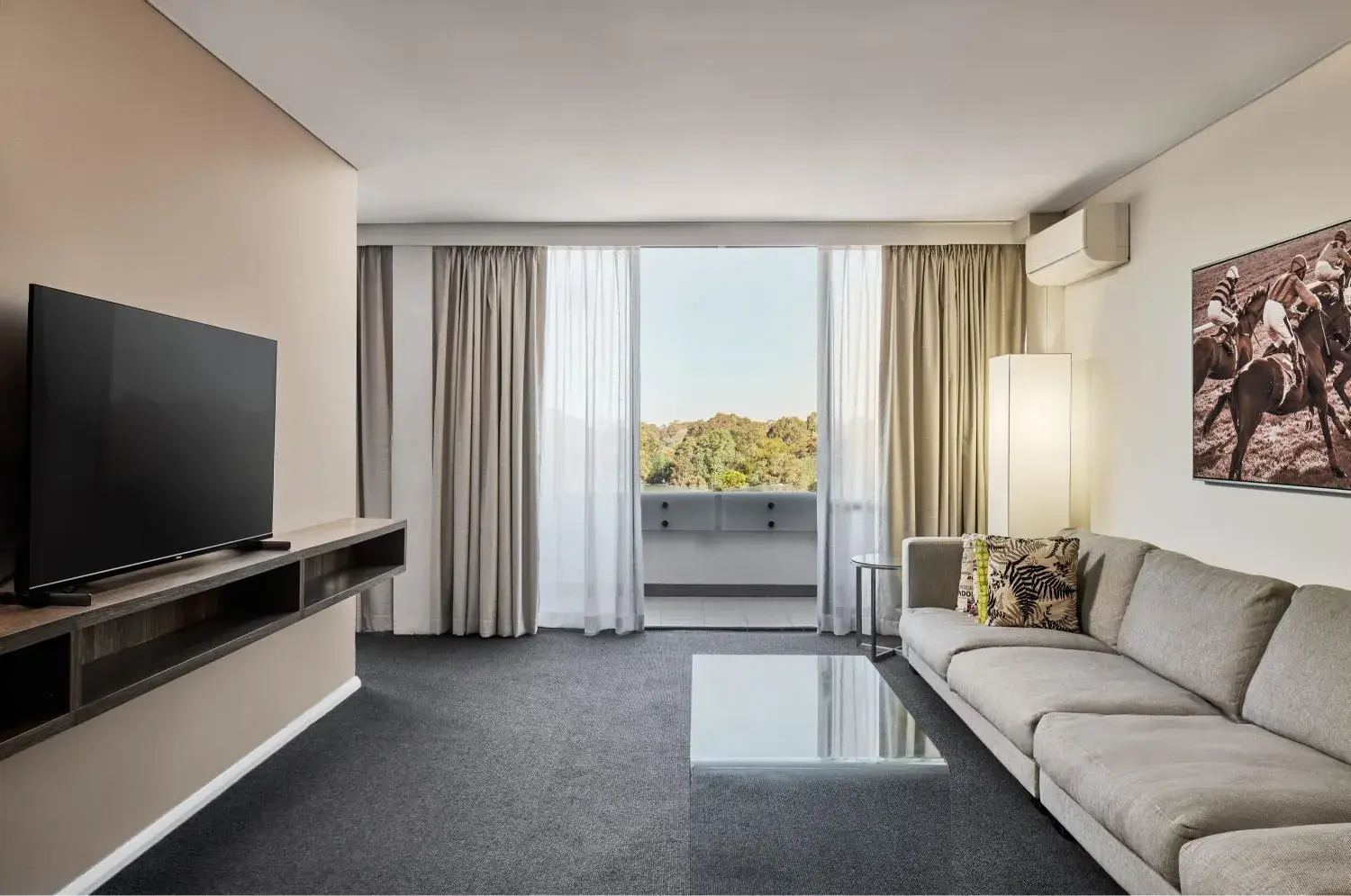 Bedroom in Holiday Inn Warwick Farm by IHG Bedroom in Holiday Inn Warwick Farm by IHG