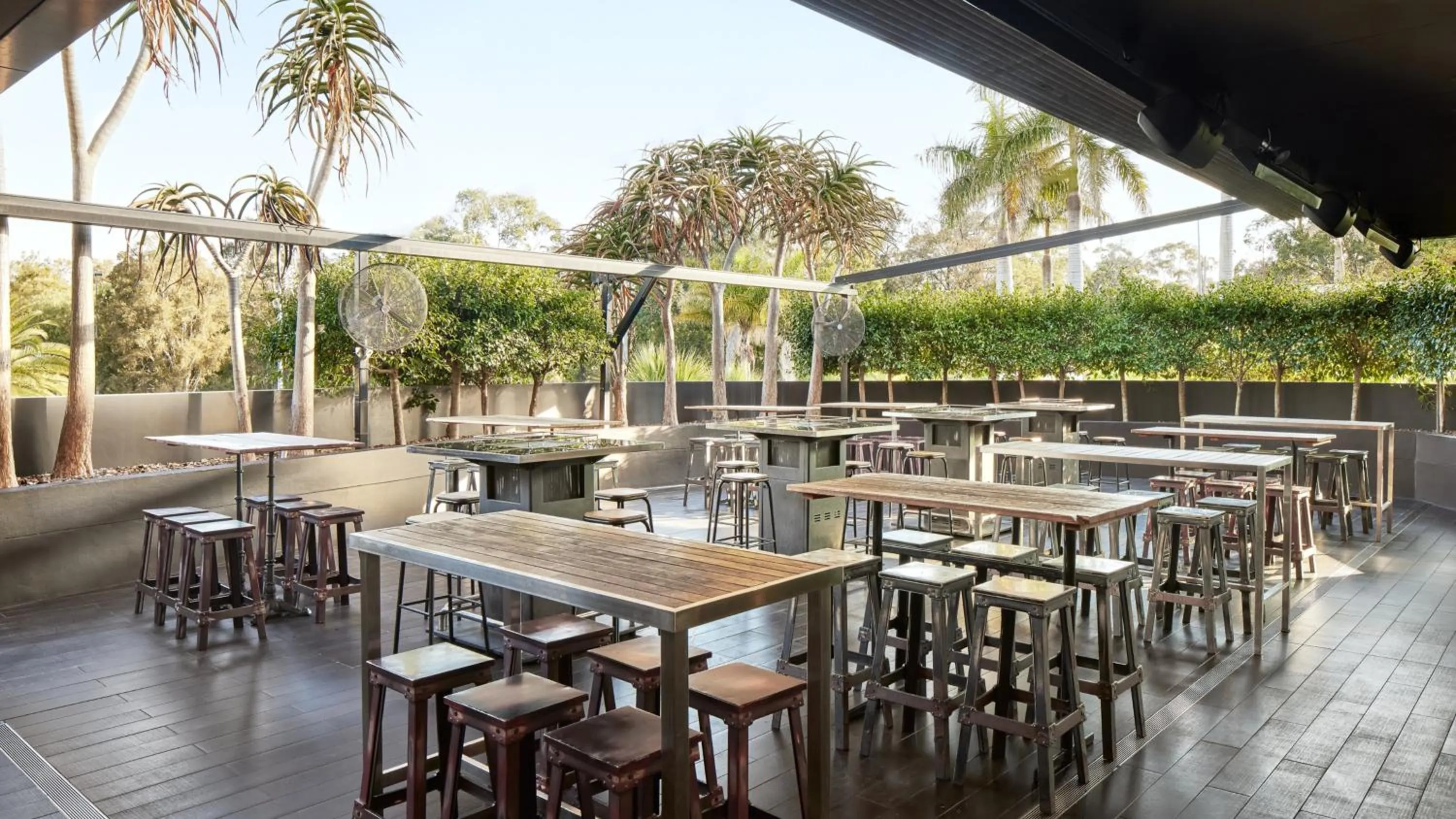 Lounge or bar in Holiday Inn Warwick Farm by IHG