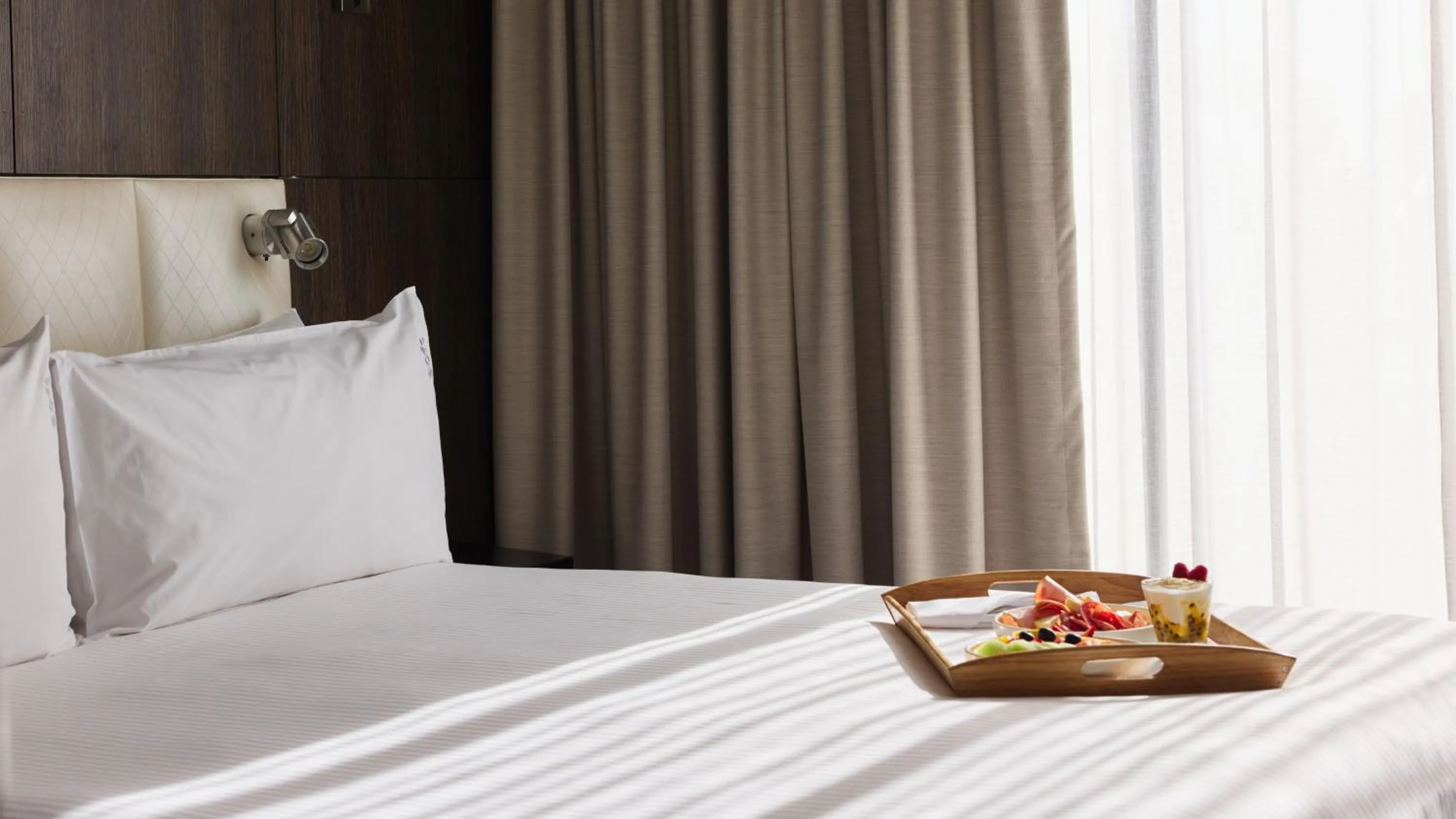 room service, Bed in Holiday Inn Warwick Farm by IHG