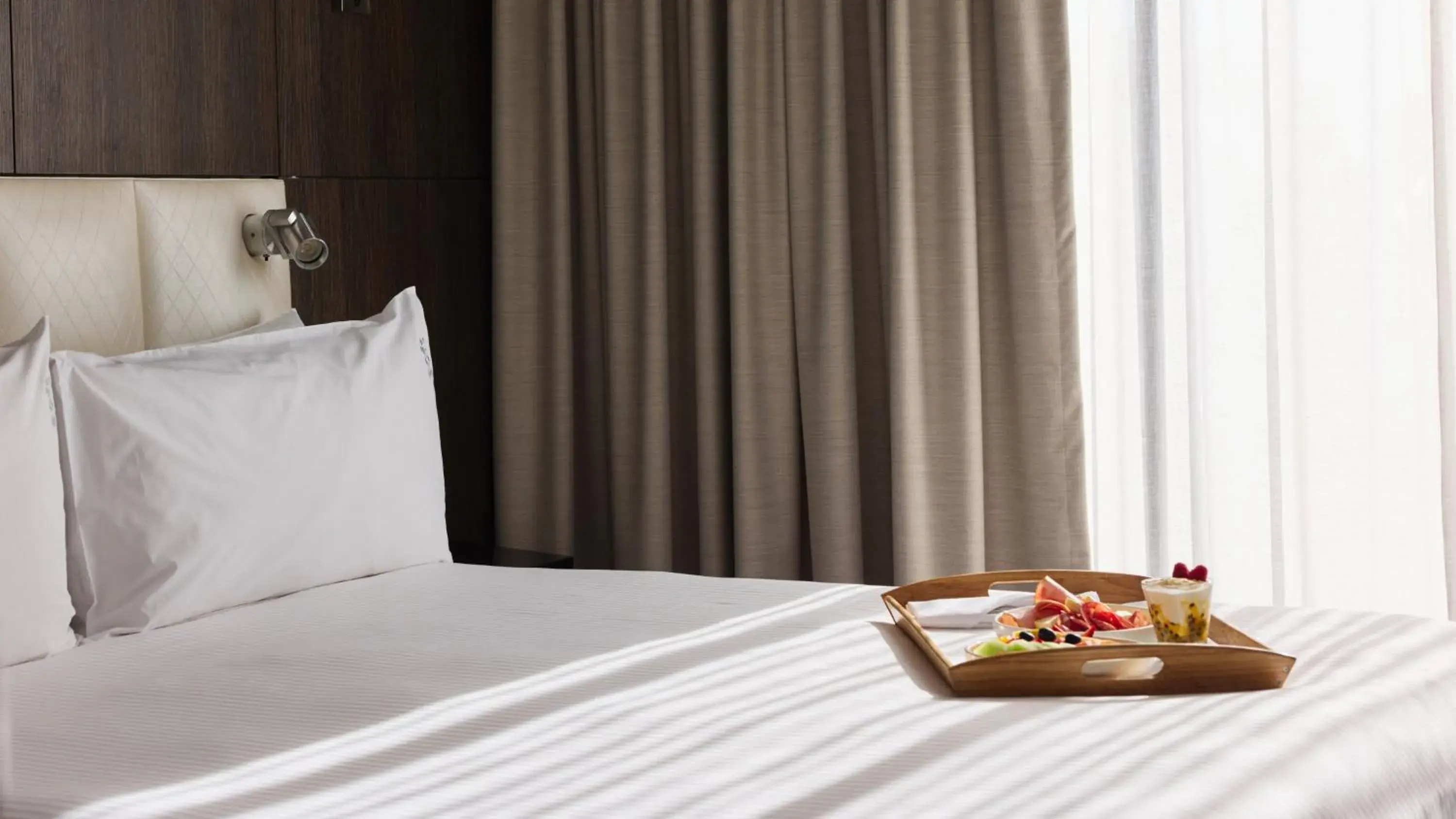 room service, Bed in Holiday Inn Warwick Farm by IHG room service, Bed in Holiday Inn Warwick Farm by IHG