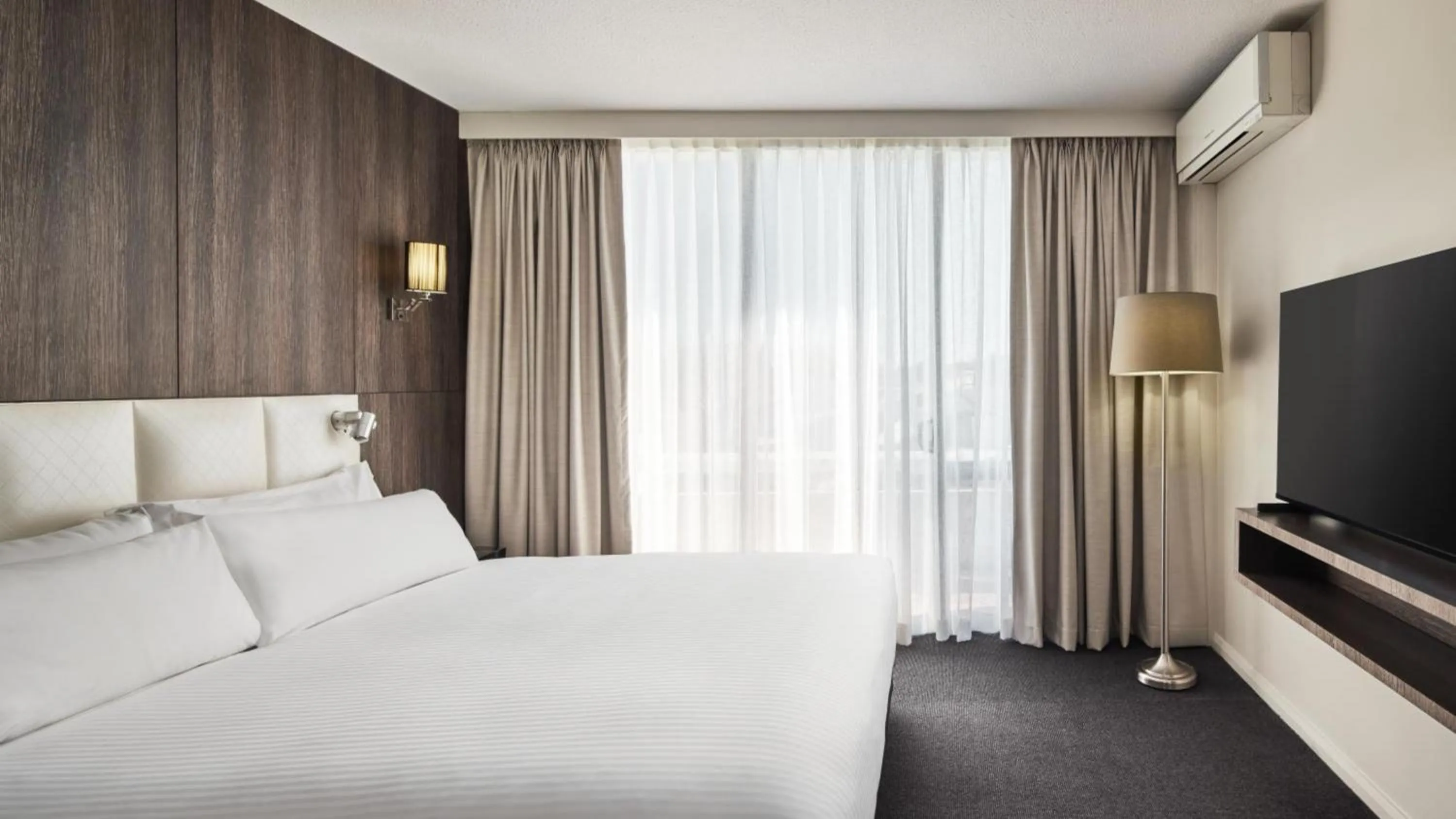 Bedroom, Bed in Holiday Inn Warwick Farm by IHG