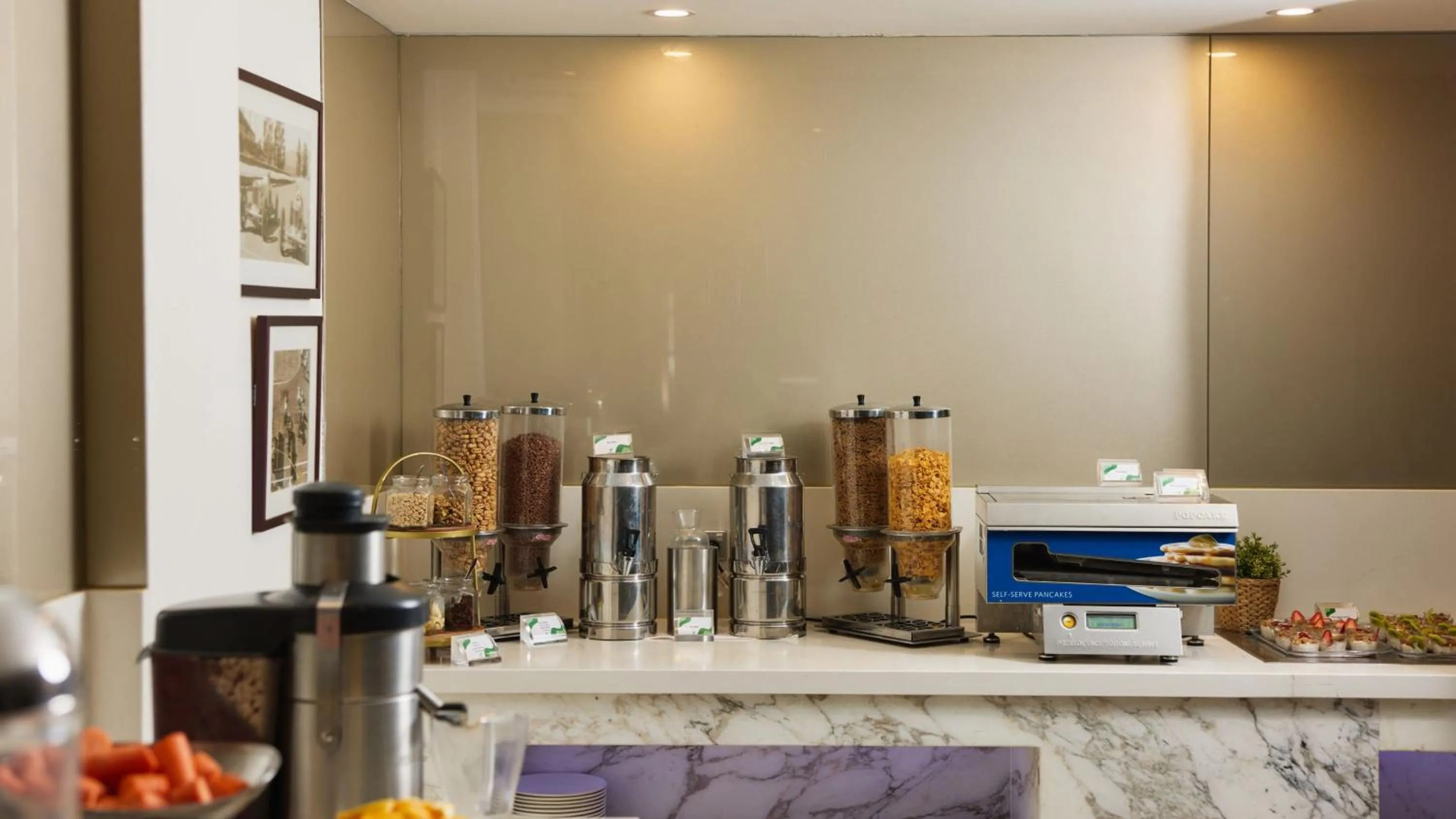 Restaurant/places to eat in Holiday Inn Warwick Farm by IHG