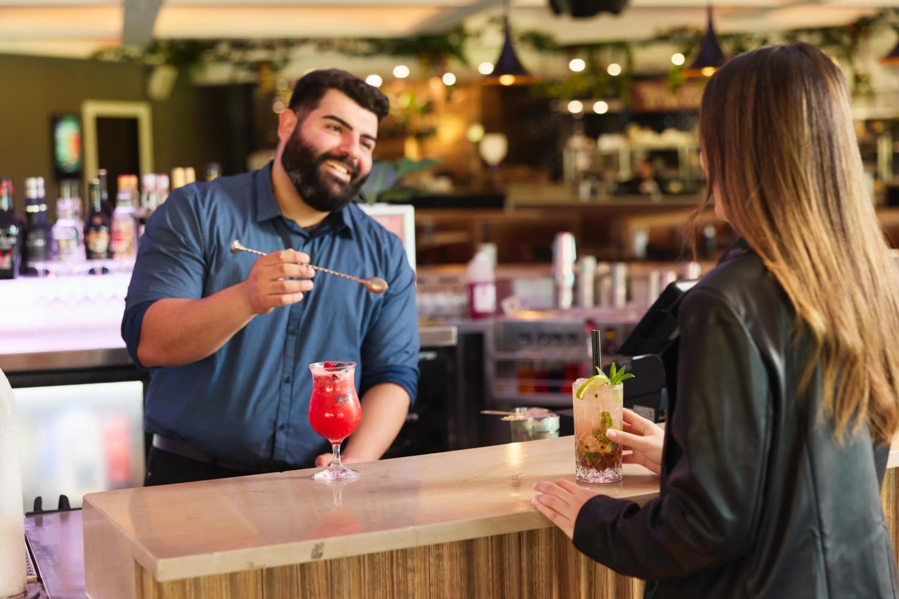 Lounge or bar in Holiday Inn Warwick Farm by IHG