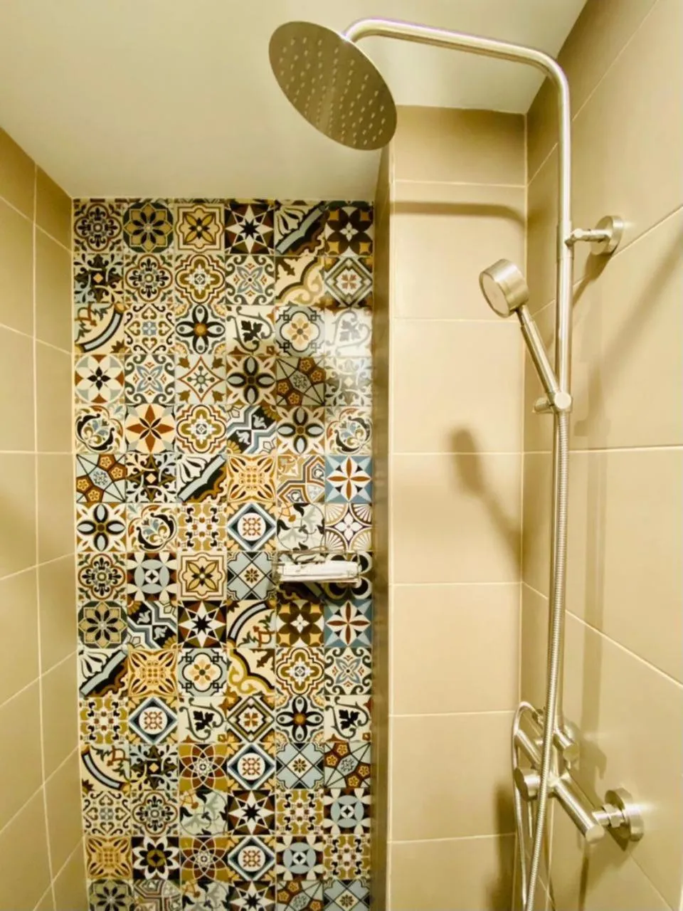 Shower in Bishop Hotel