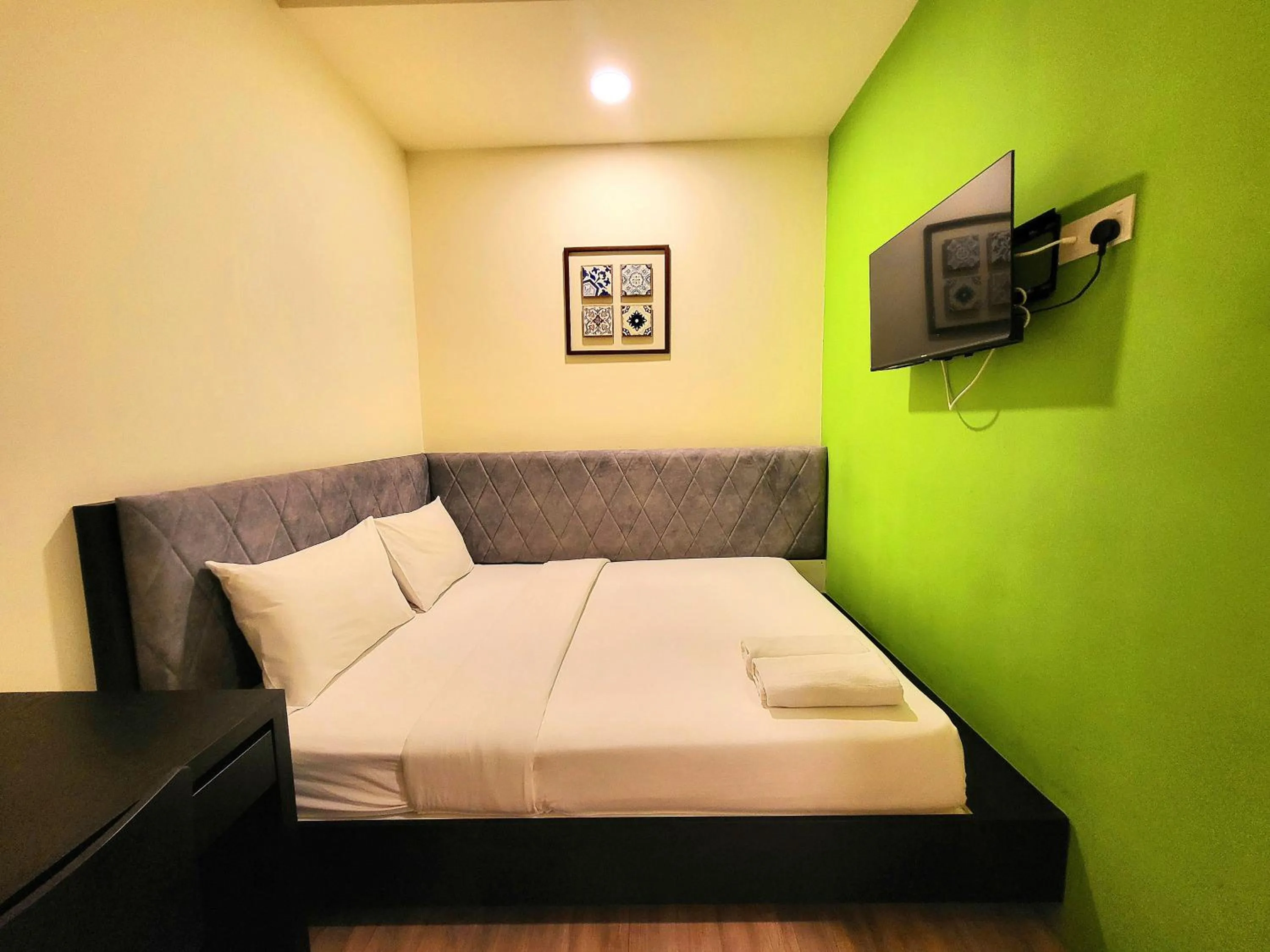 Bedroom, Bed in Bishop Hotel