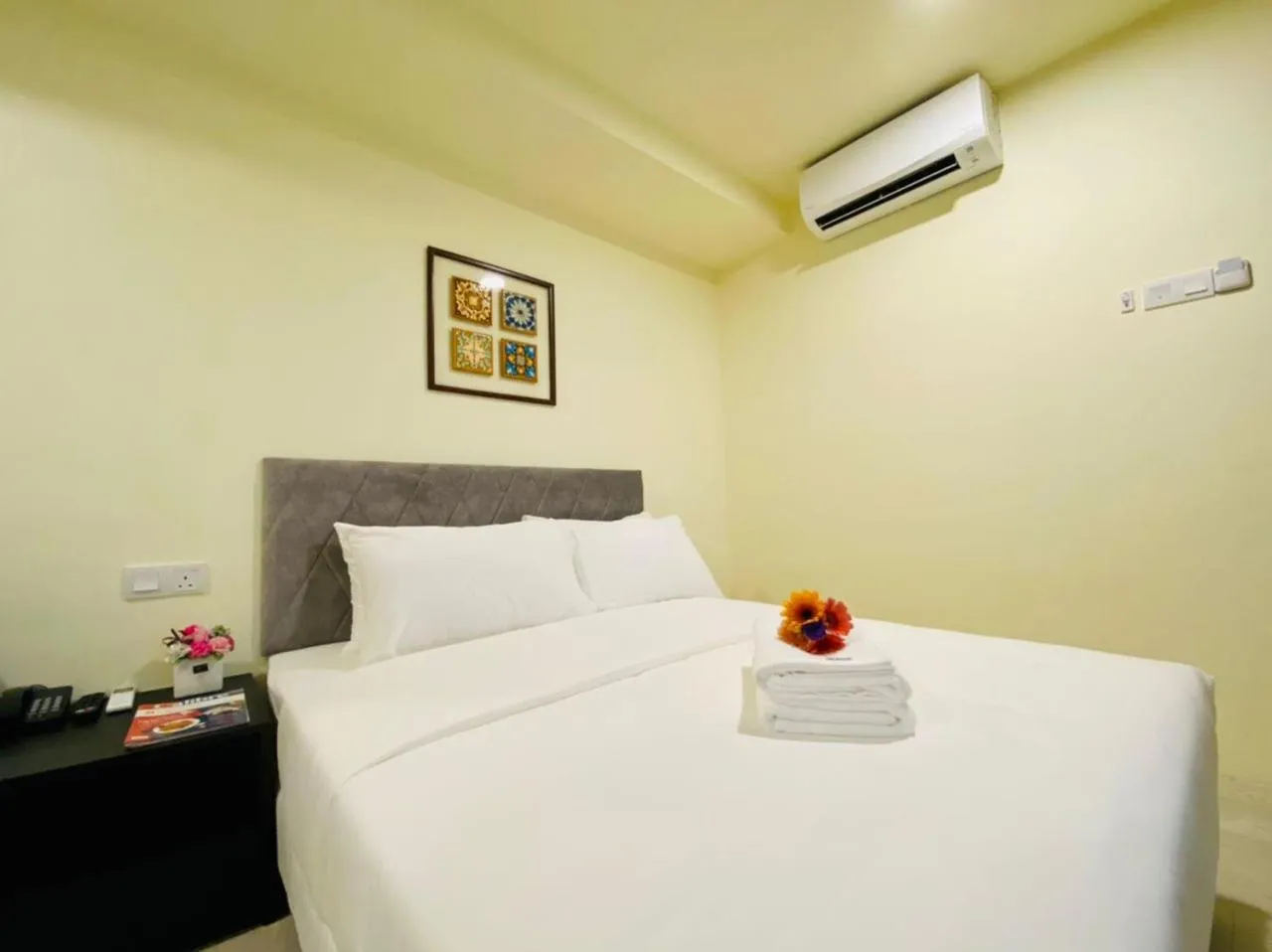 Bedroom, Bed in Bishop Hotel