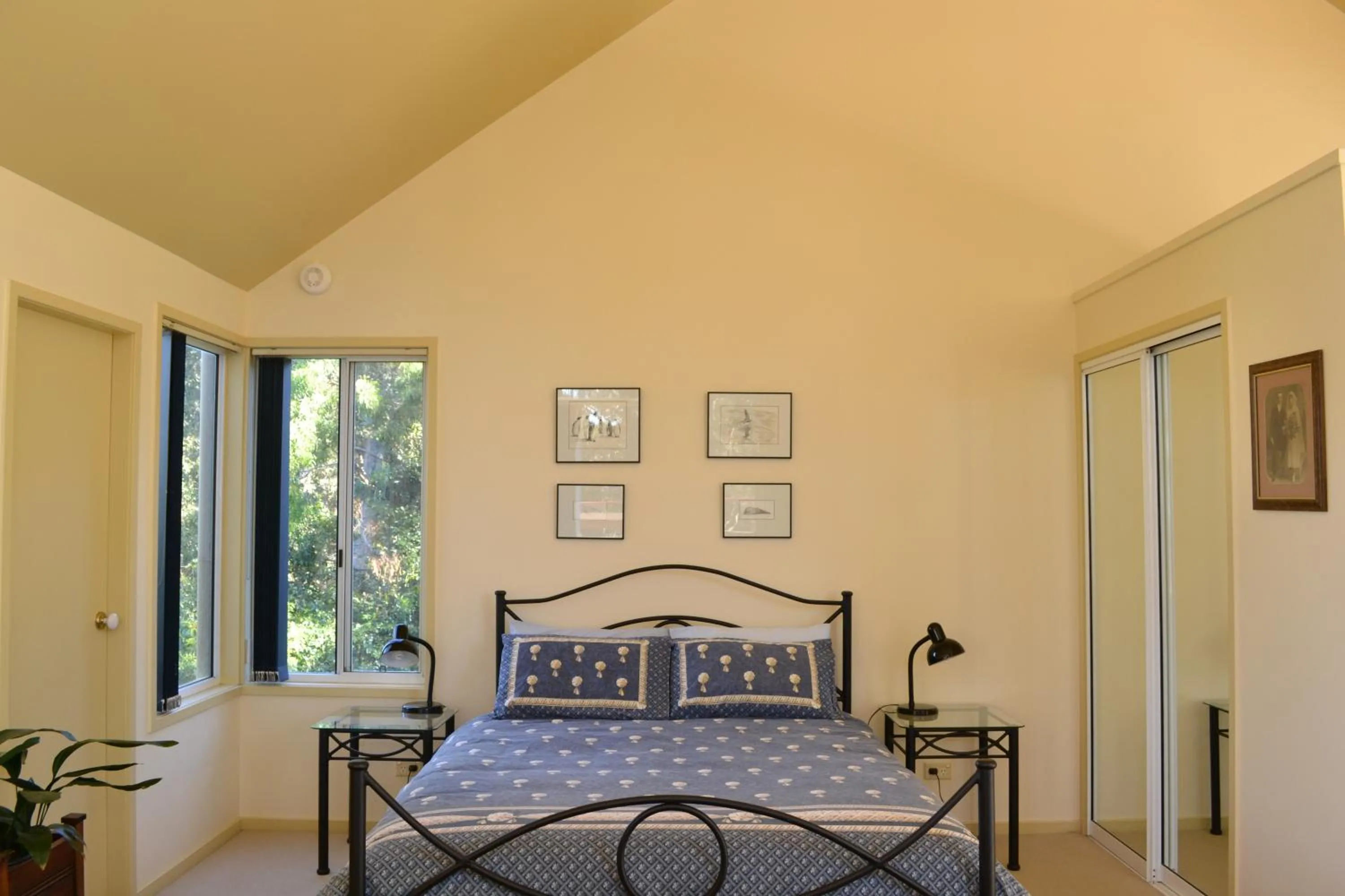 Bed in Bundle Hill Cottages