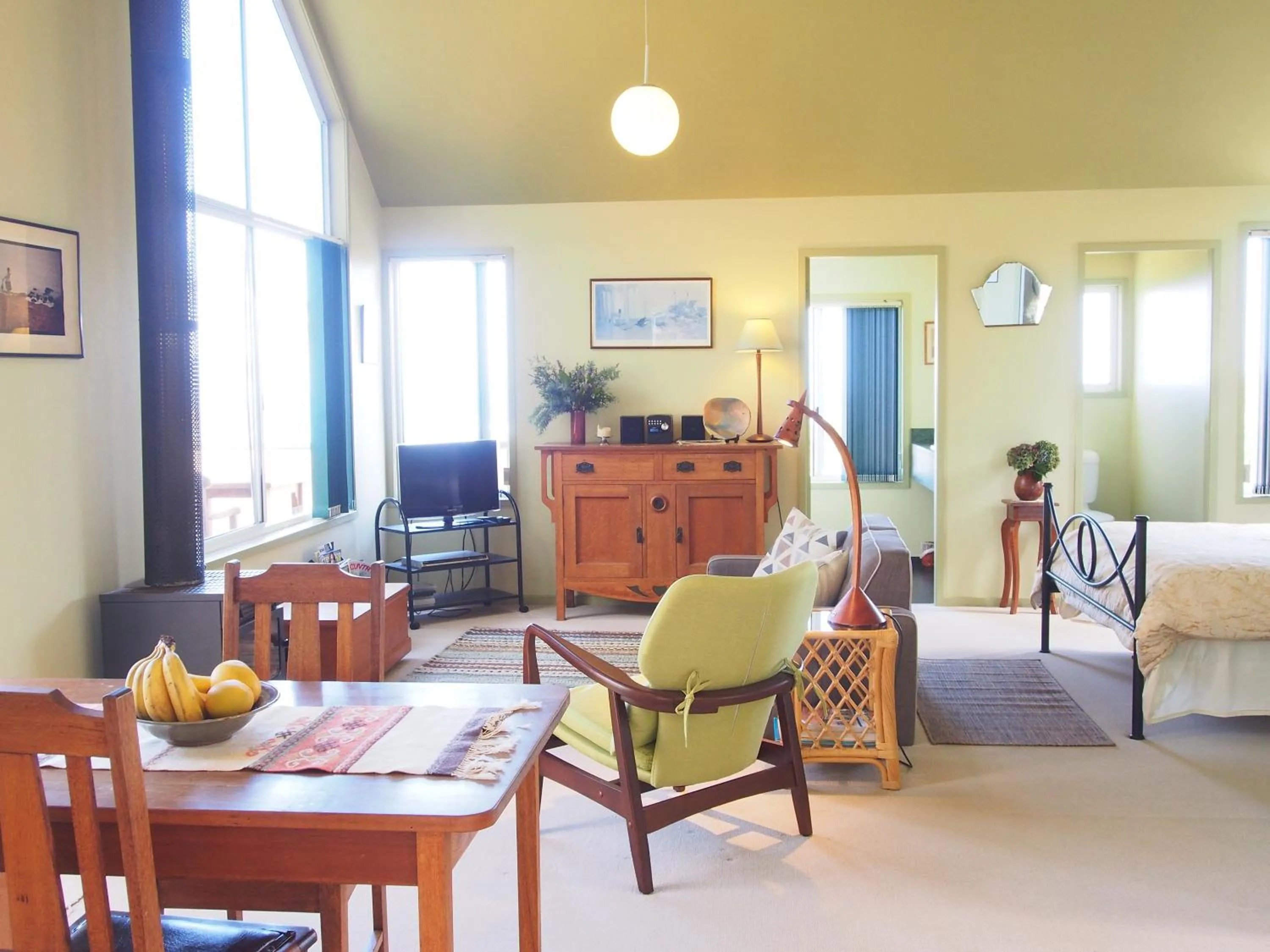 Photo of the whole room, Bed in Bundle Hill Cottages