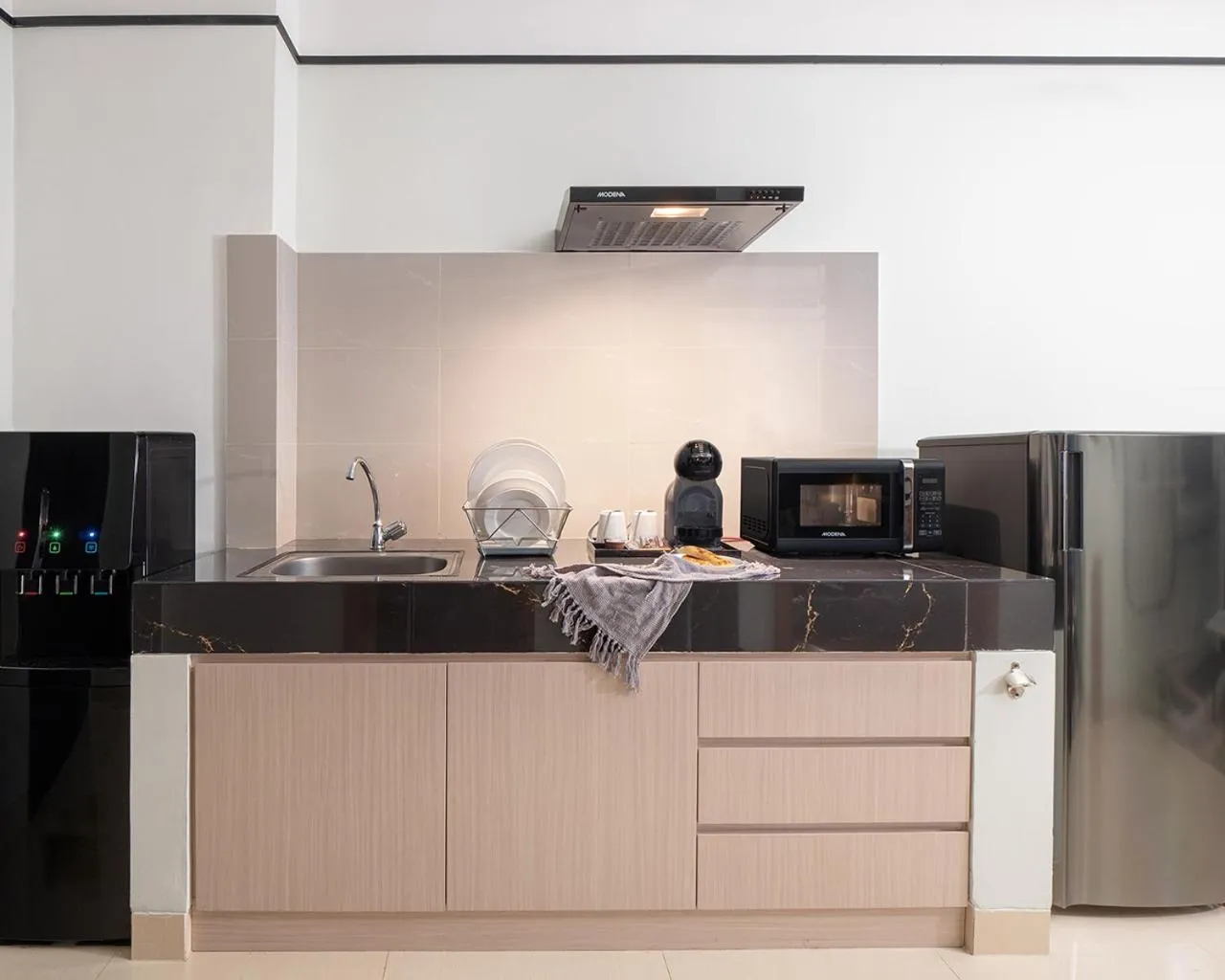 Kitchen or kitchenette in The Reiz Suites, ARTOTEL Curated