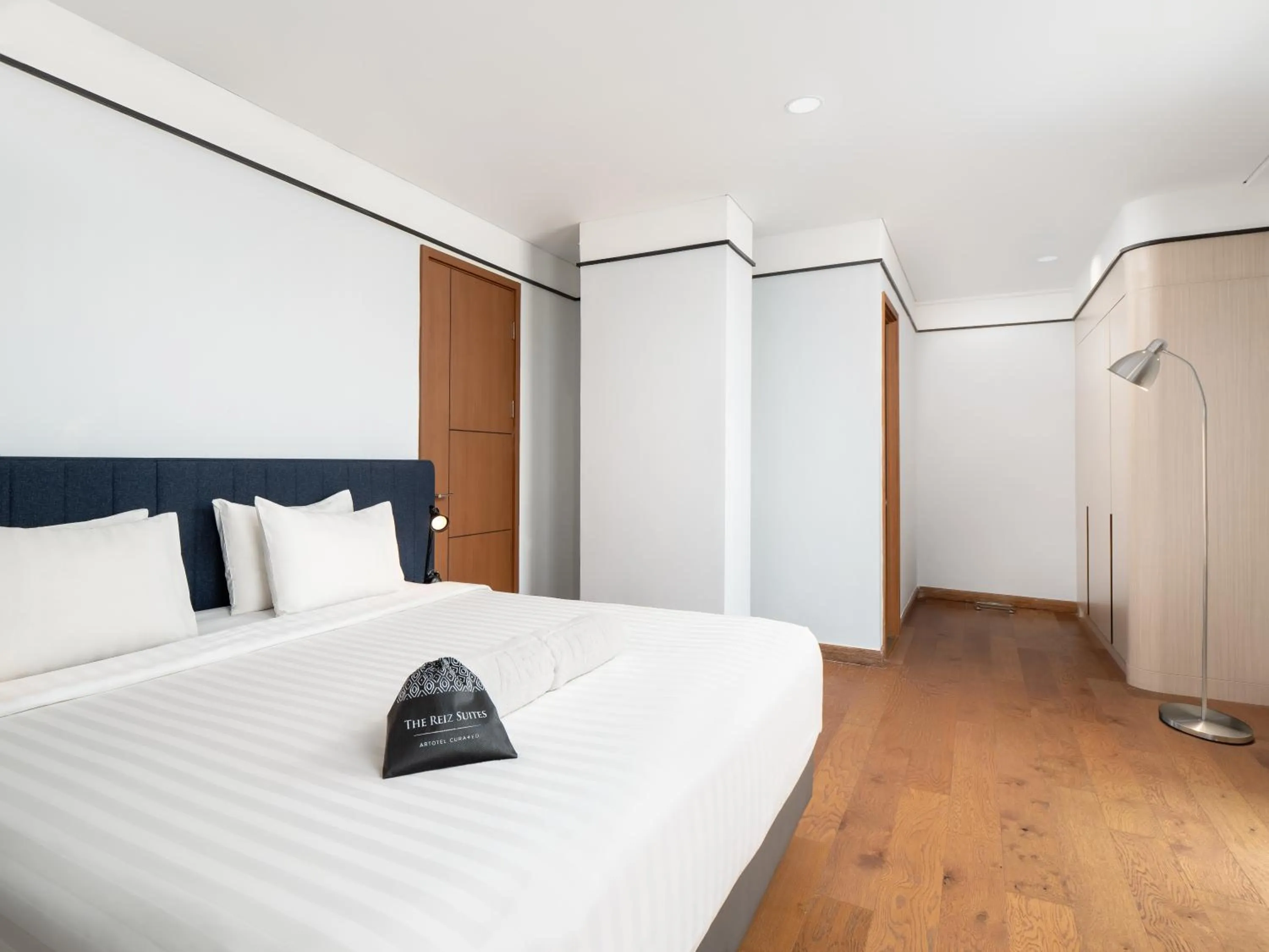 Bedroom, Bed in The Reiz Suites, ARTOTEL Curated