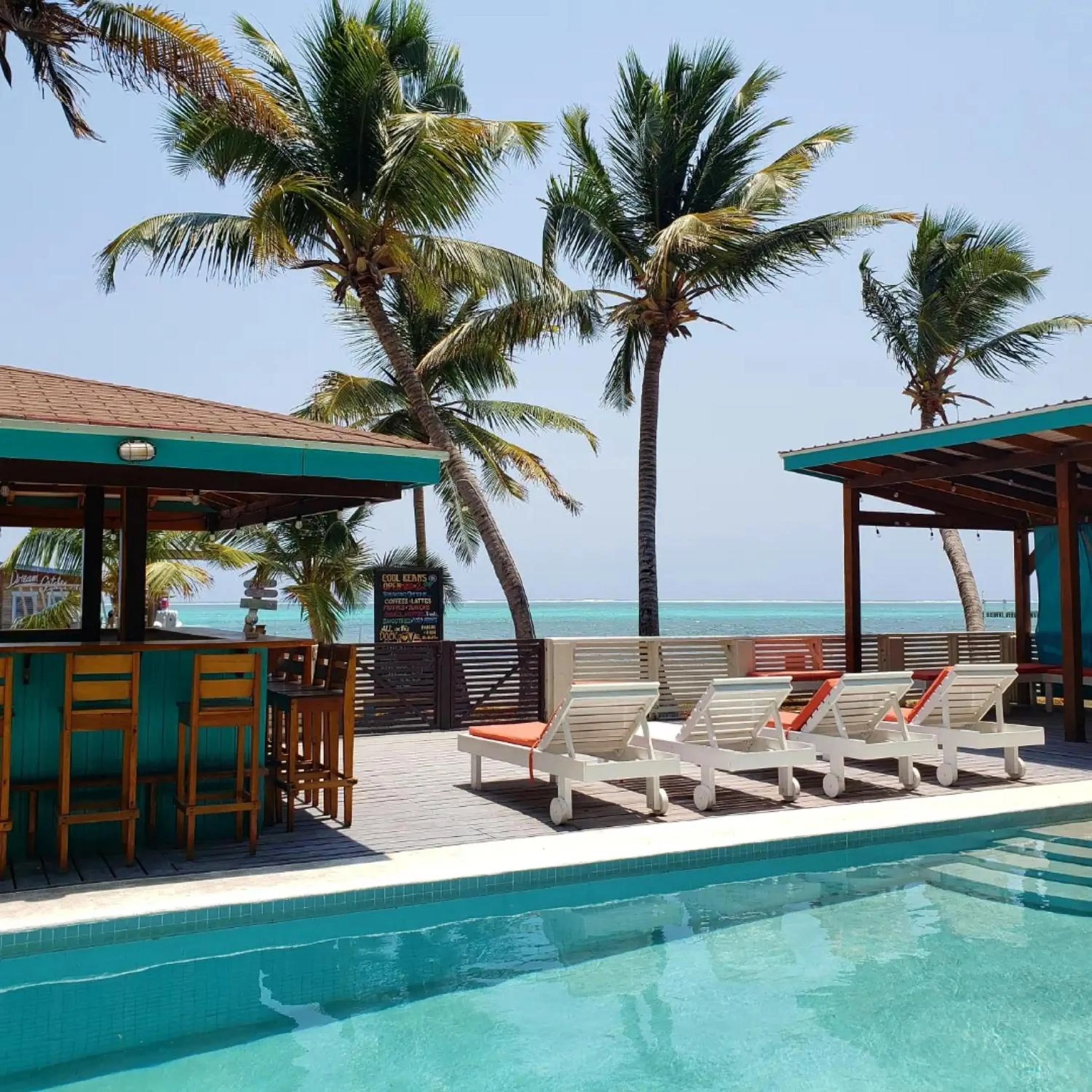 Lounge or bar in Ocean Tide Beach Resort