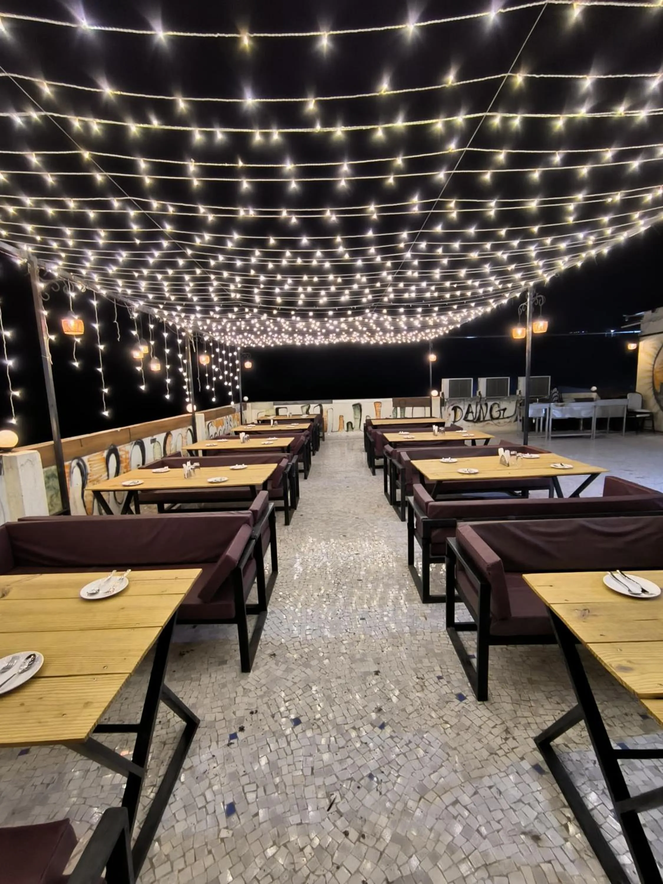 Restaurant/places to eat in Hotel Raha