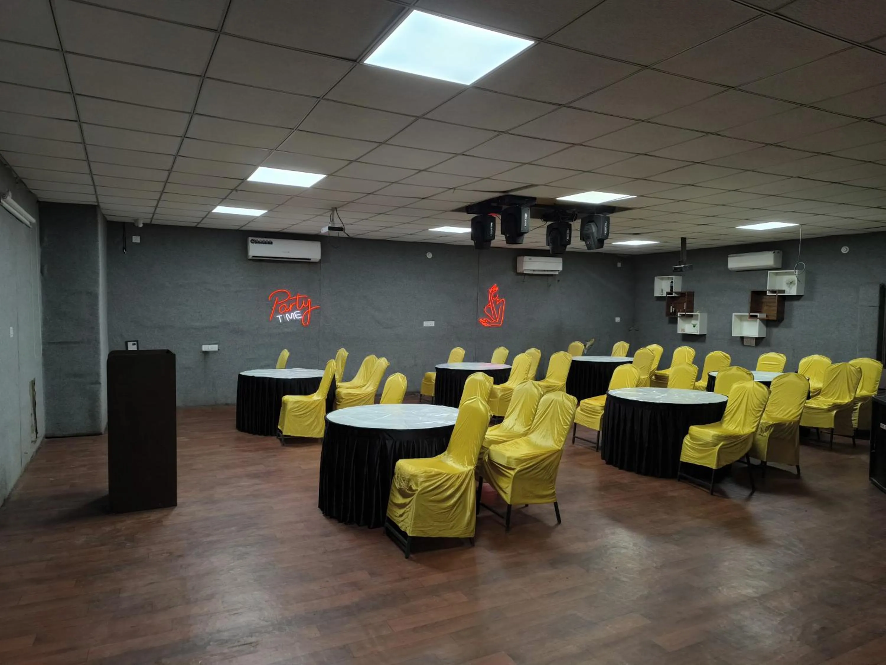 Restaurant/places to eat in Hotel Raha