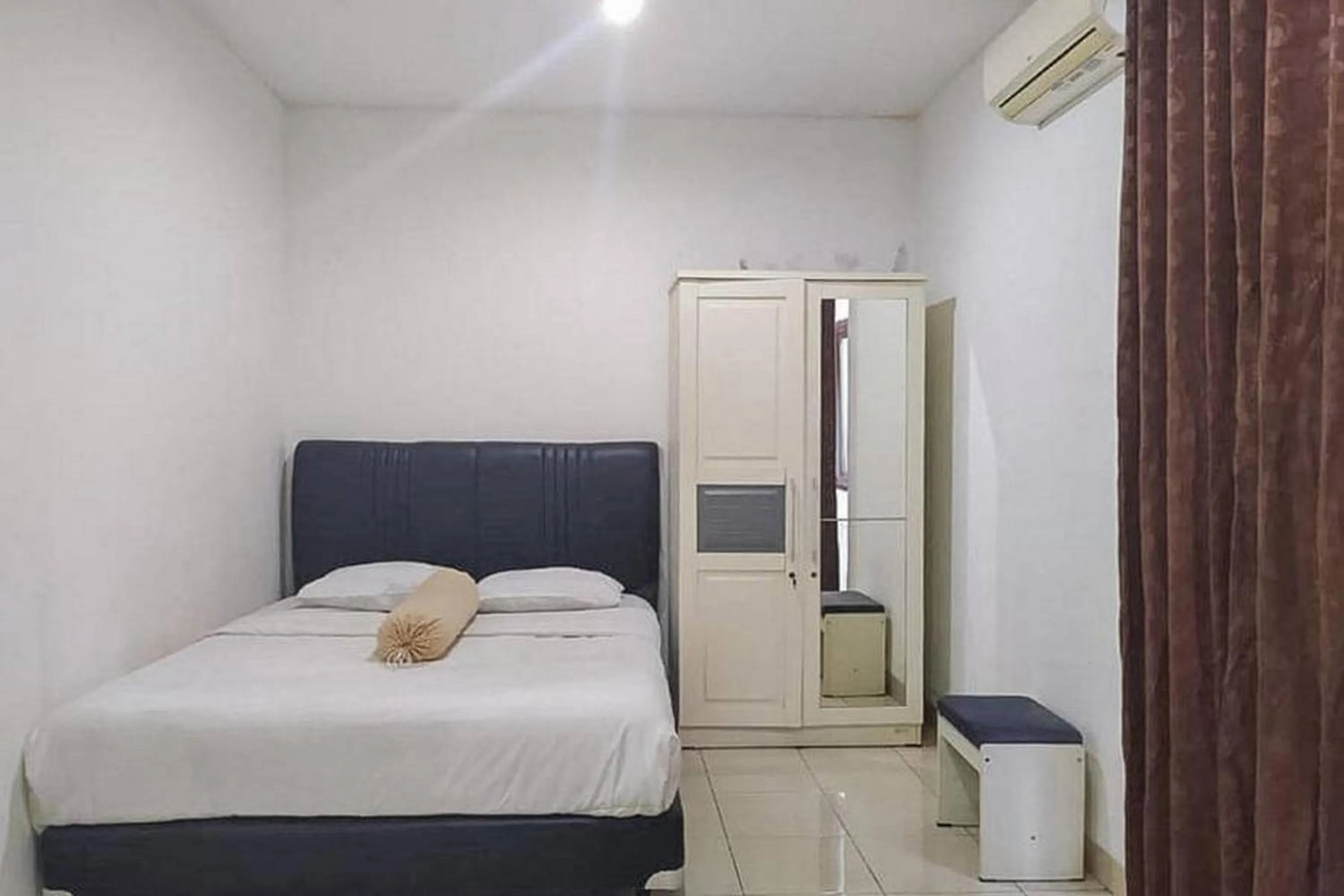 Bedroom, Bed in Graha HT Sumantri Mitra RedDoorz