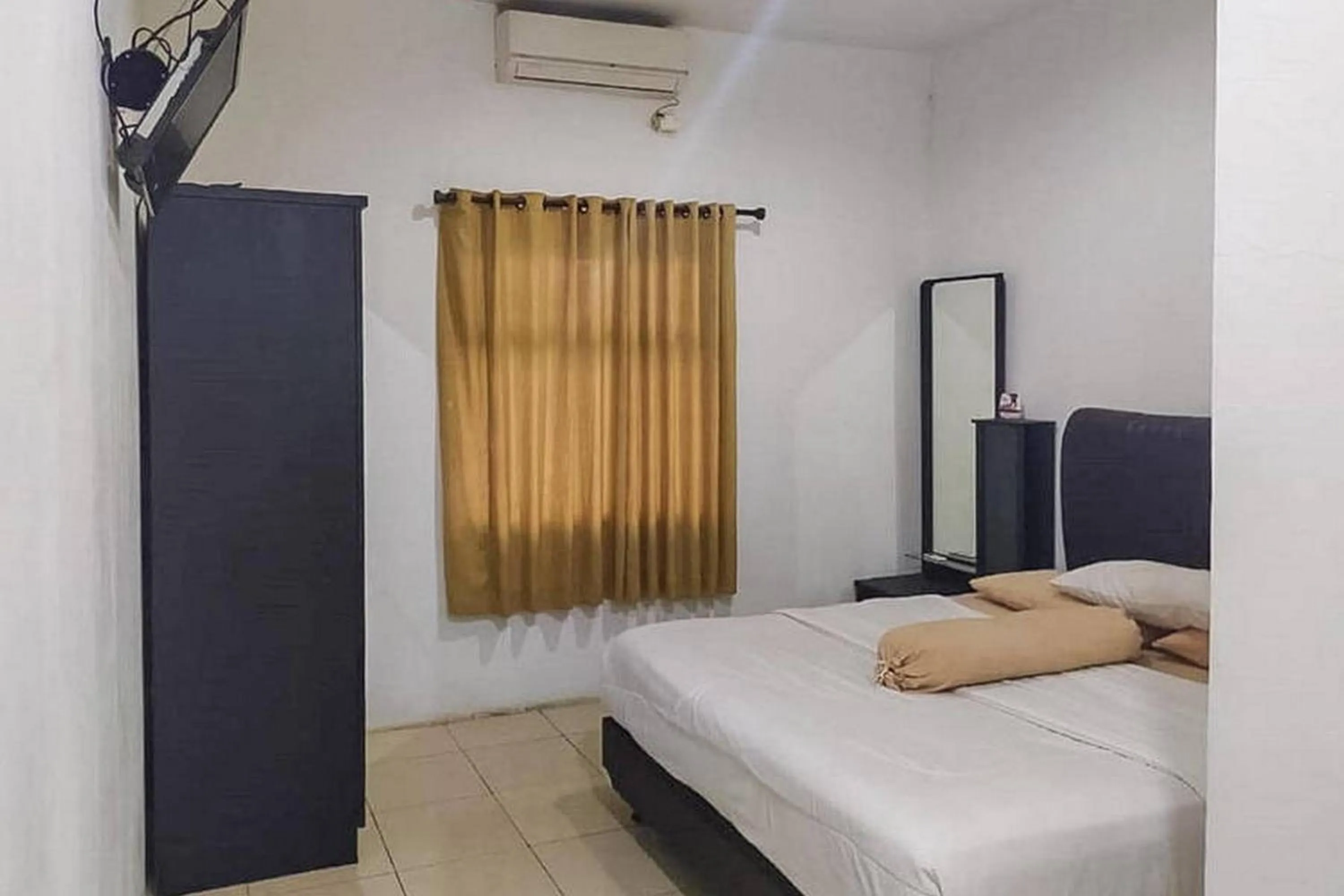 Bedroom, Bed in Graha HT Sumantri Mitra RedDoorz