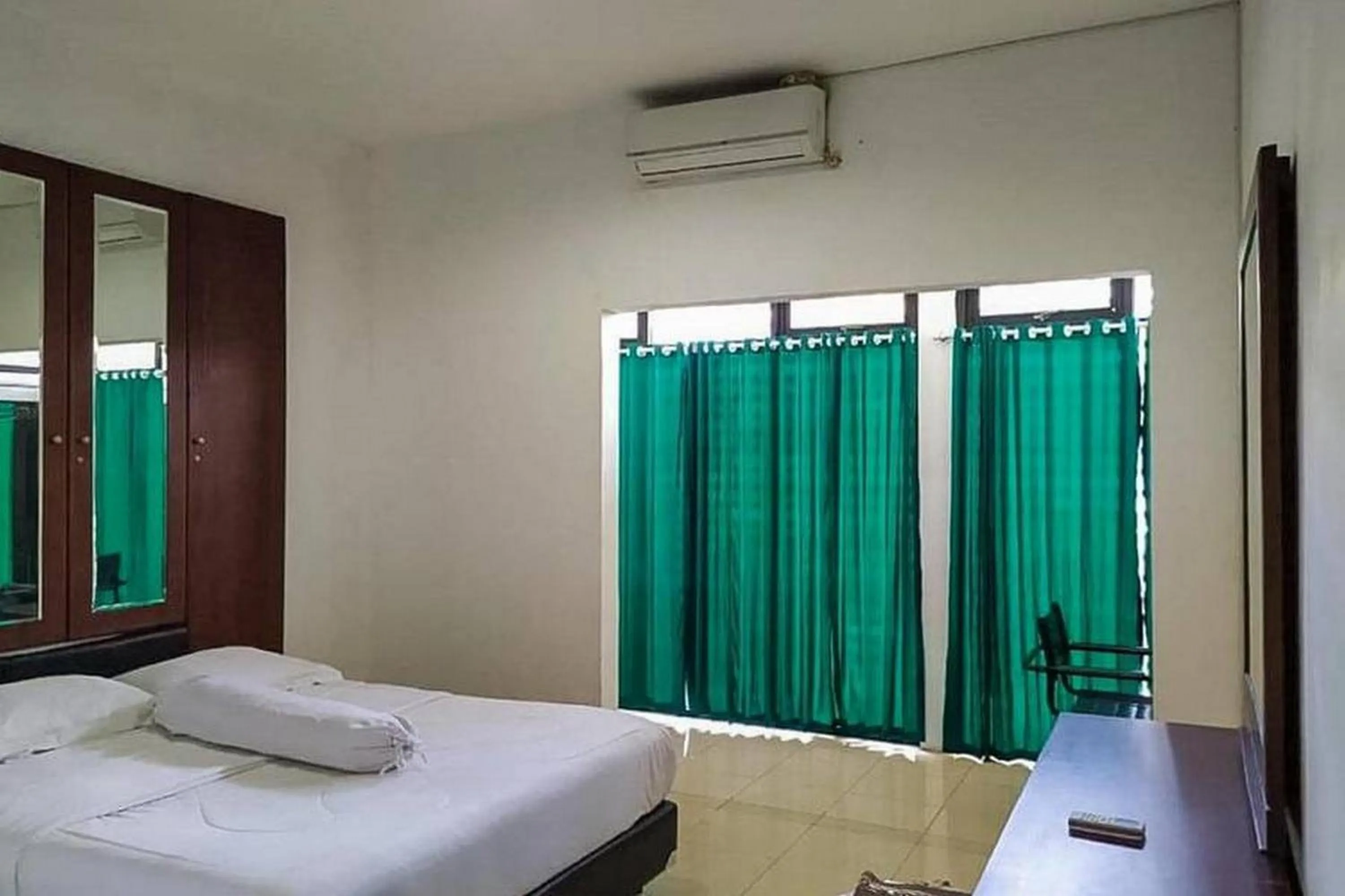Bedroom, Bed in Graha HT Sumantri Mitra RedDoorz