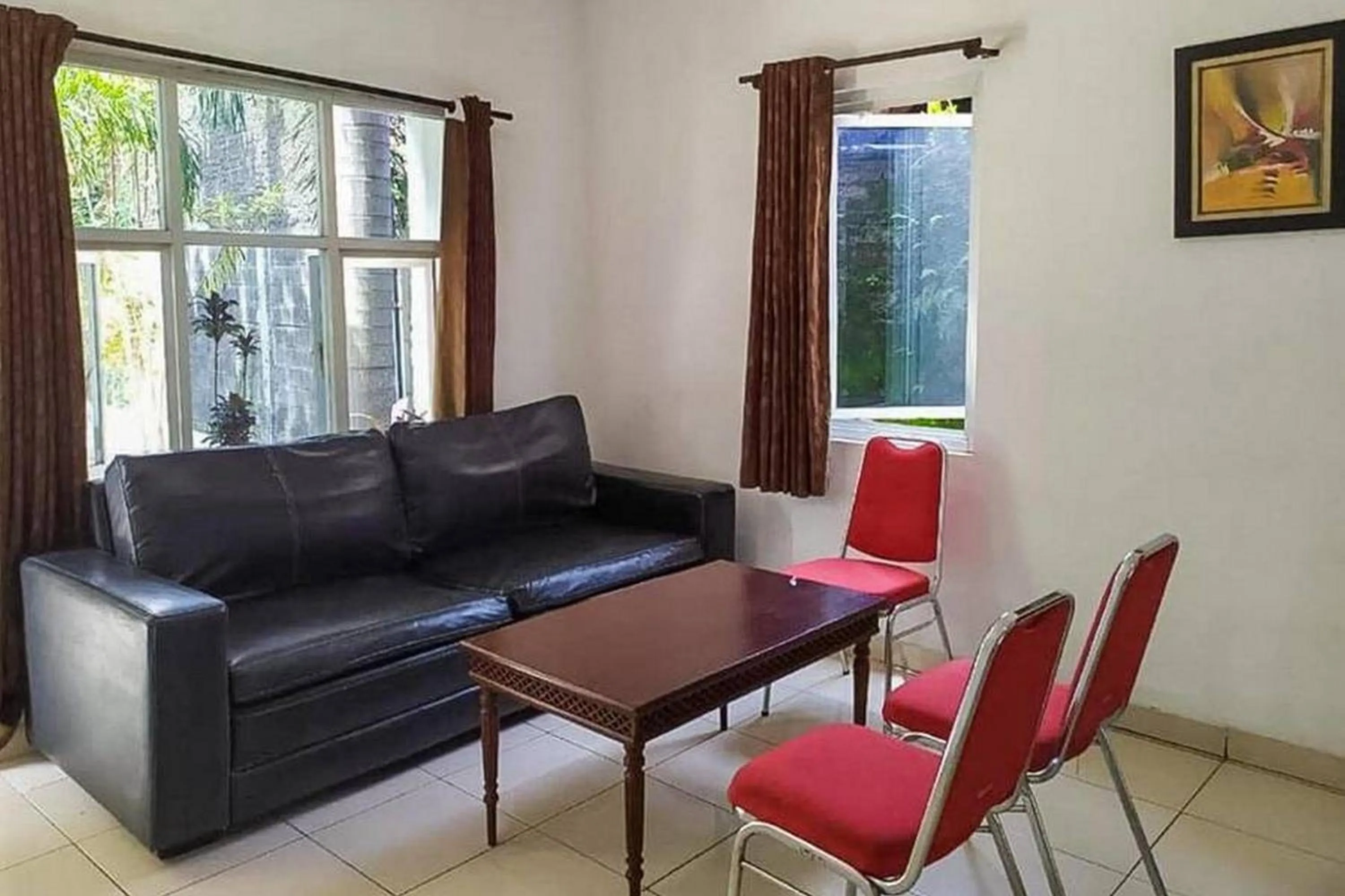 Seating area in Graha HT Sumantri Mitra RedDoorz