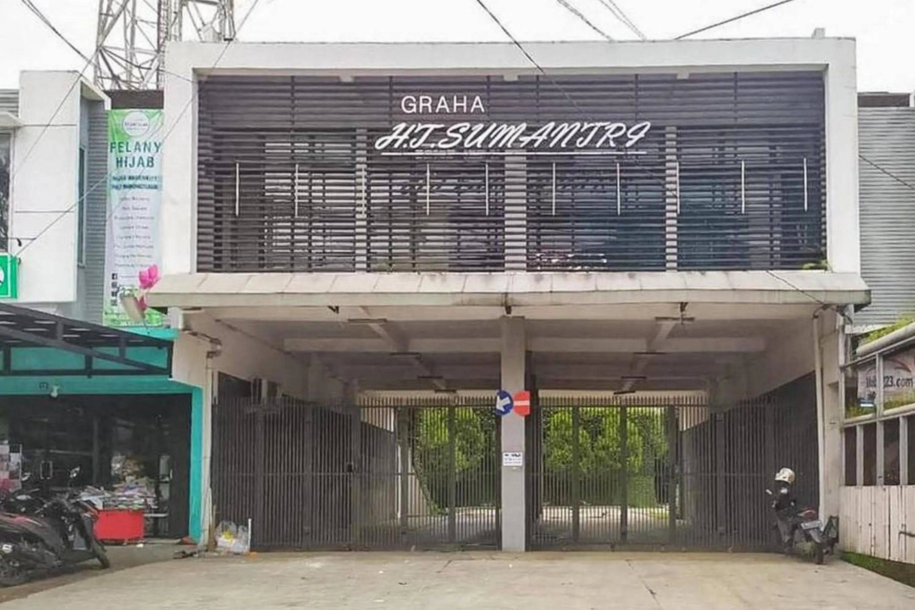 Facade/entrance in Graha HT Sumantri Mitra RedDoorz Facade/entrance in Graha HT Sumantri Mitra RedDoorz