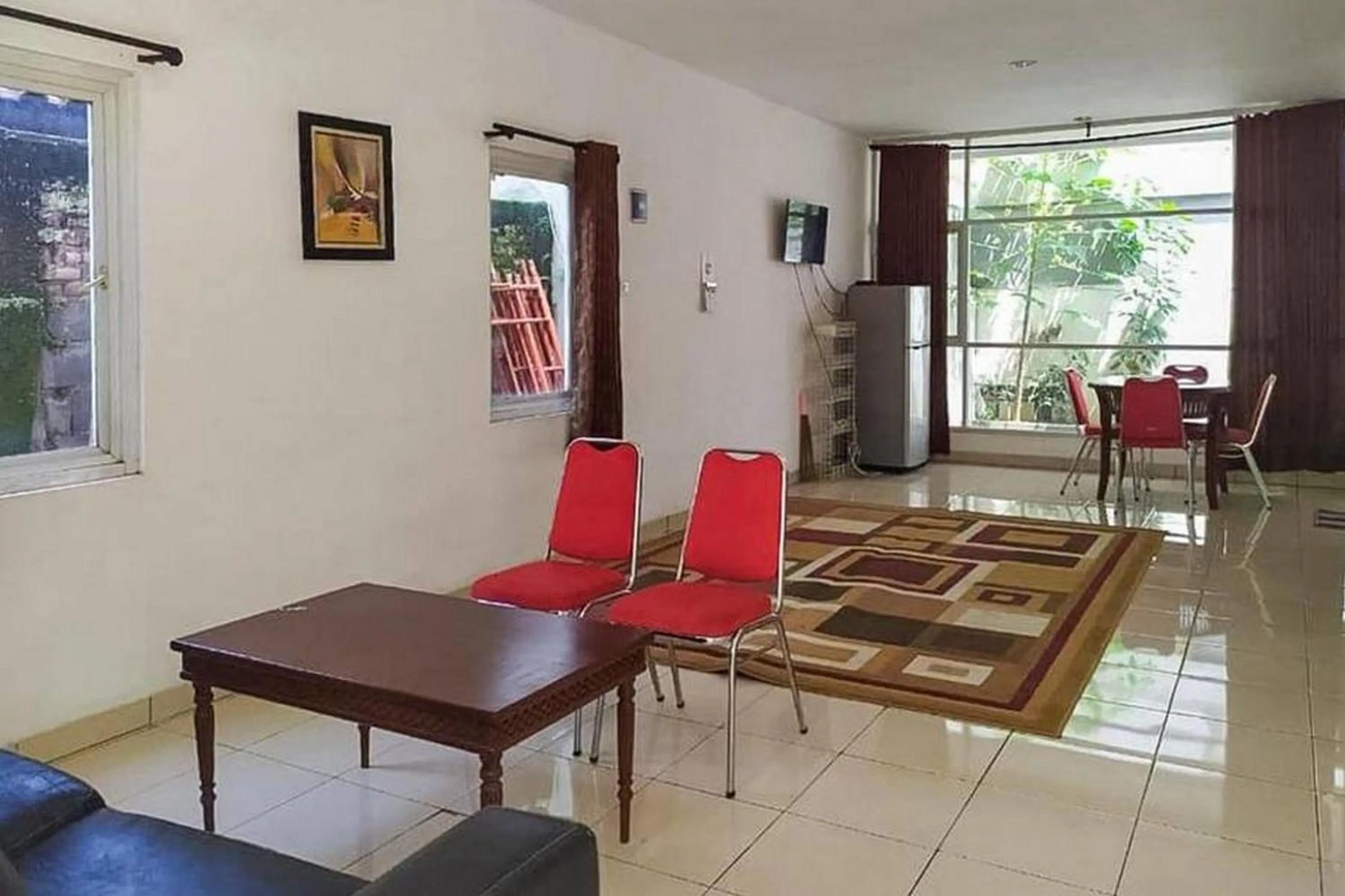 Seating area in Graha HT Sumantri Mitra RedDoorz