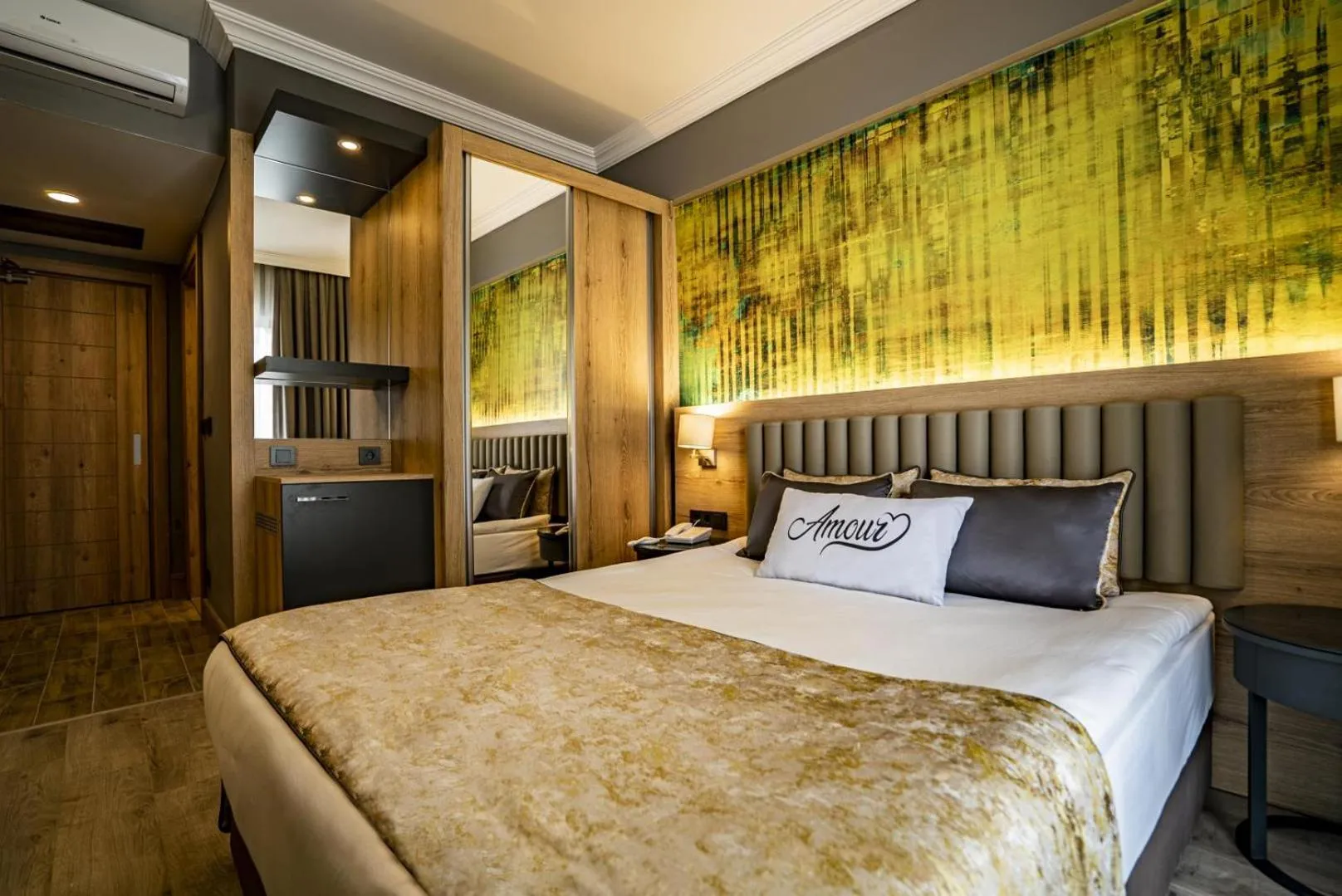 Photo of the whole room, Bed in Side Amour Hotel