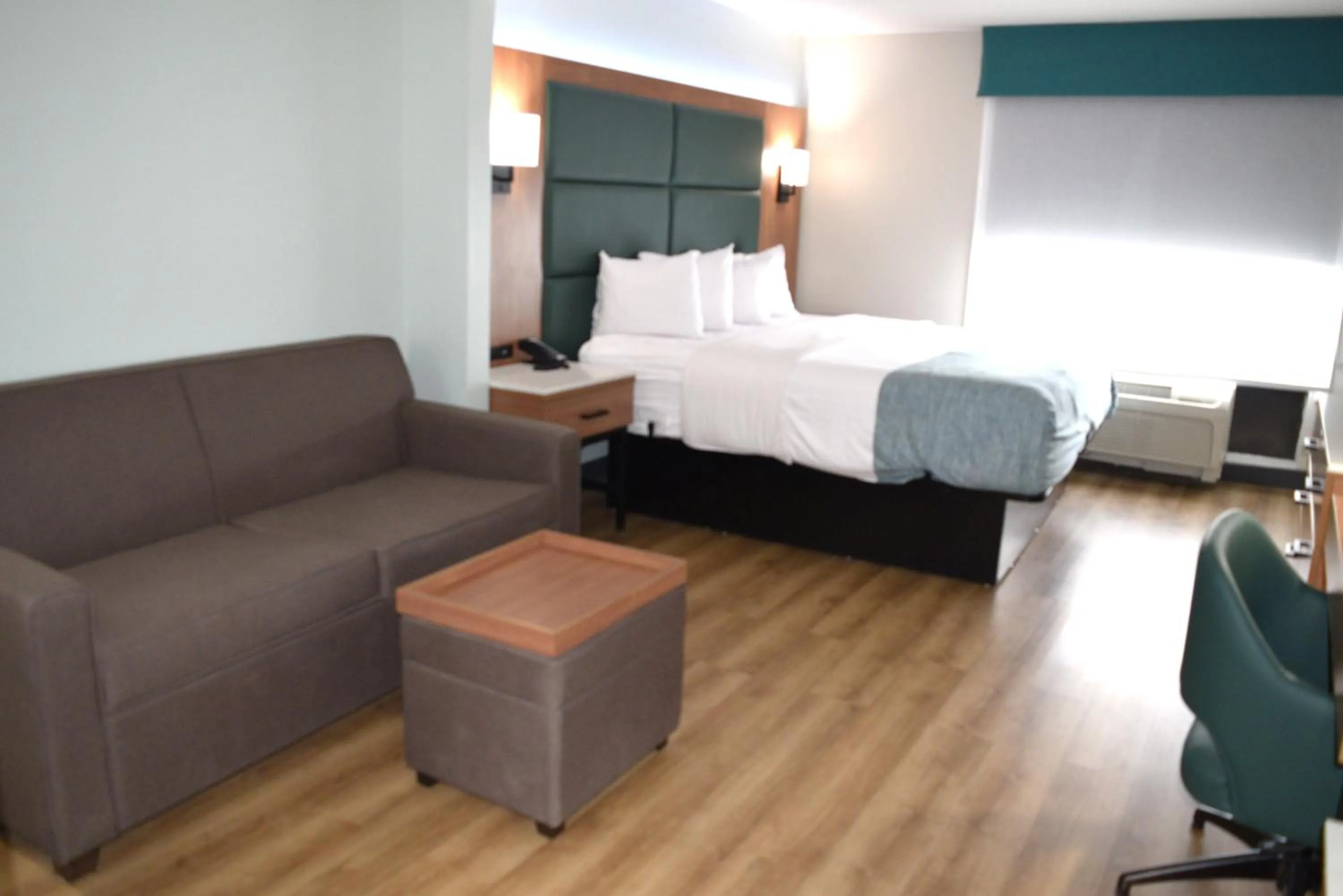 Living room, Bed in Wingate by Wyndham Parkersburg-Vienna