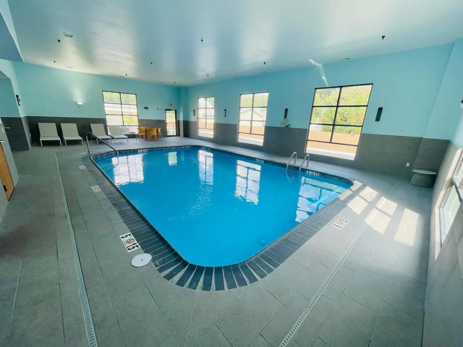 Swimming pool in Wingate by Wyndham Parkersburg-Vienna