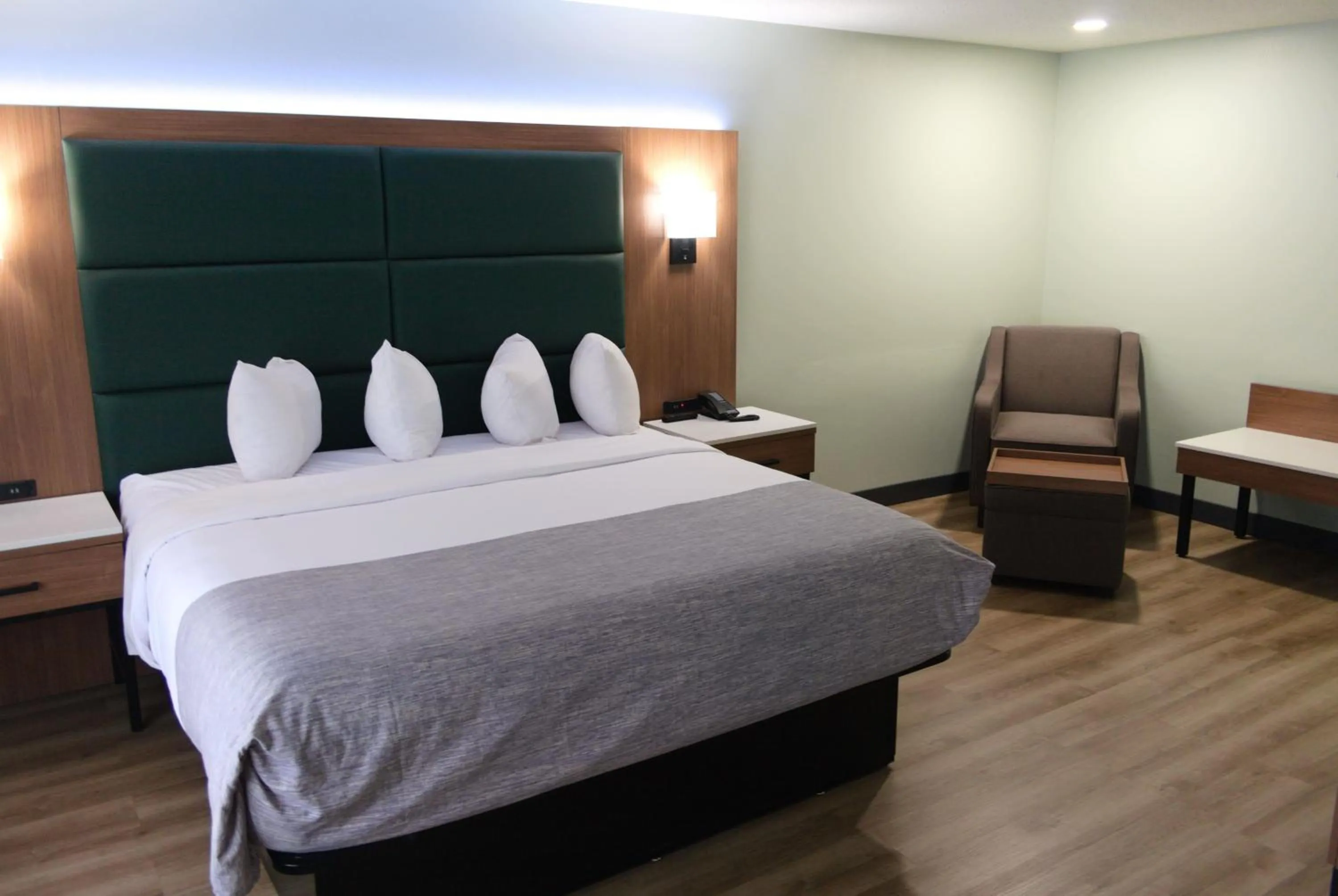 Photo of the whole room, Bed in Wingate by Wyndham Parkersburg-Vienna