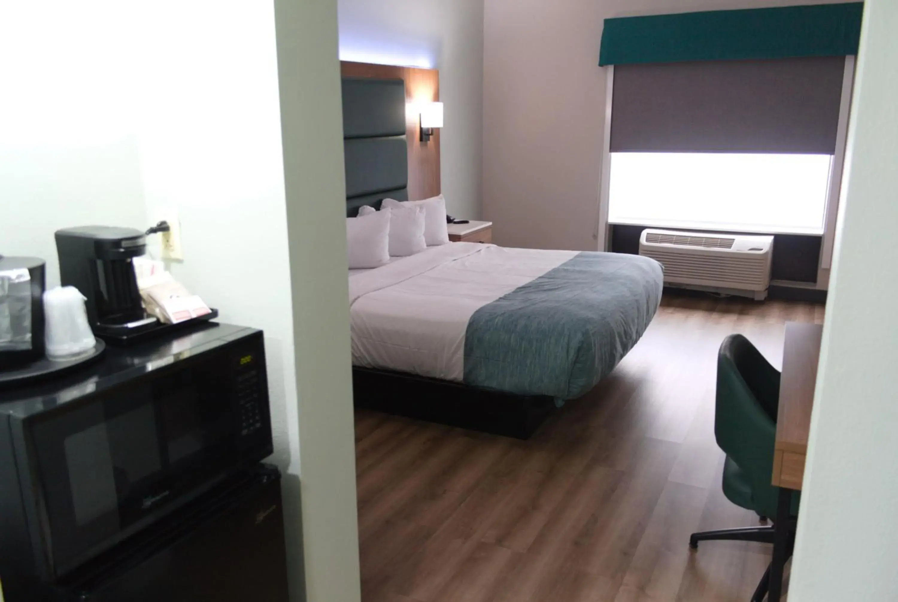 Photo of the whole room, Bed in Wingate by Wyndham Parkersburg-Vienna Photo of the whole room, Bed in Wingate by Wyndham Parkersburg-Vienna