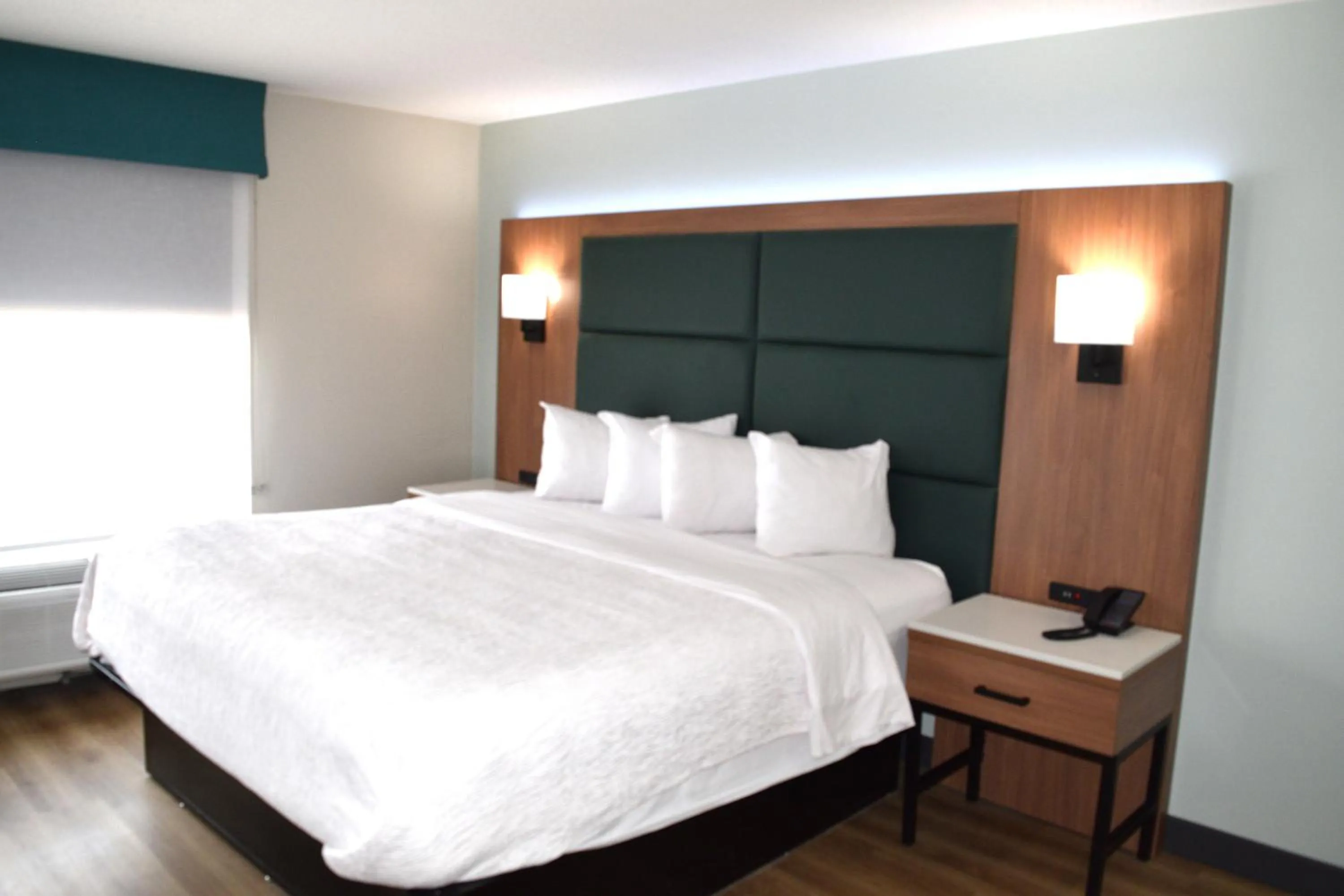 Bedroom, Bed in Wingate by Wyndham Parkersburg-Vienna