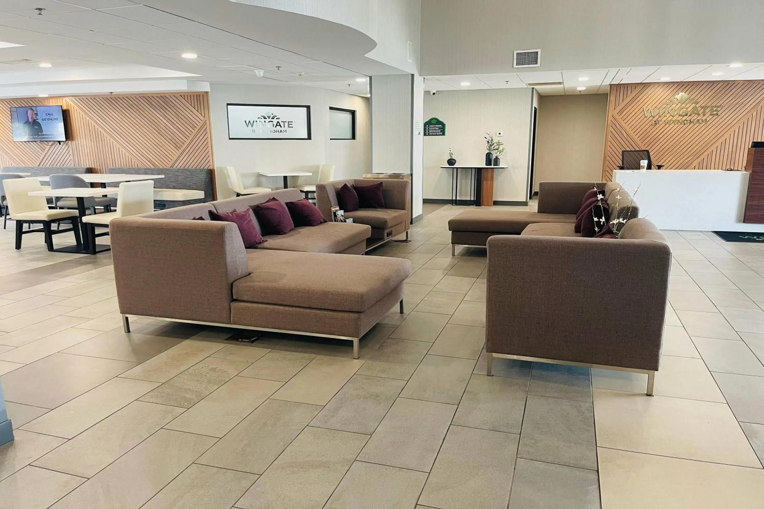 Lobby or reception in Wingate by Wyndham Parkersburg-Vienna