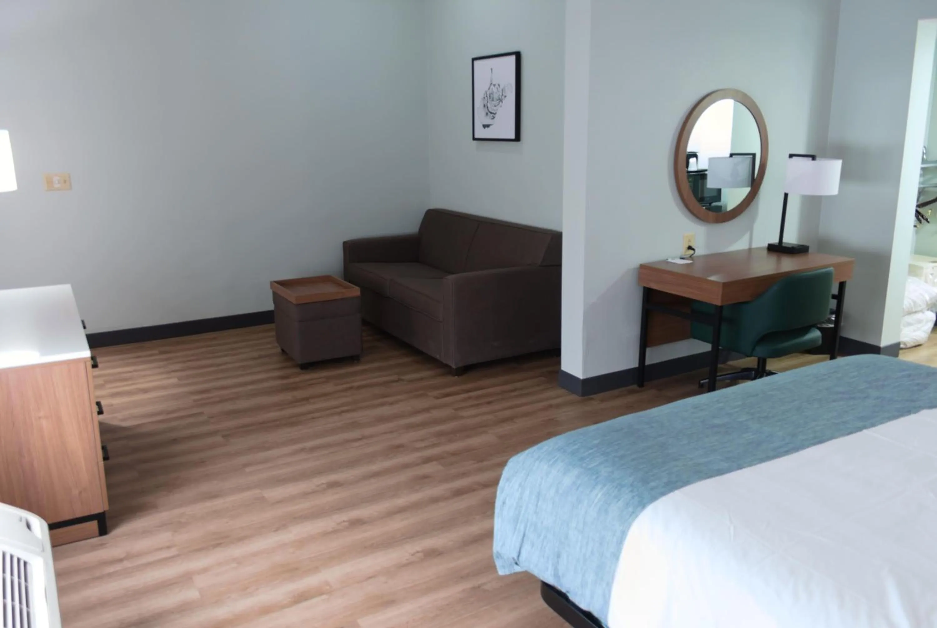 Photo of the whole room, Bed in Wingate by Wyndham Parkersburg-Vienna