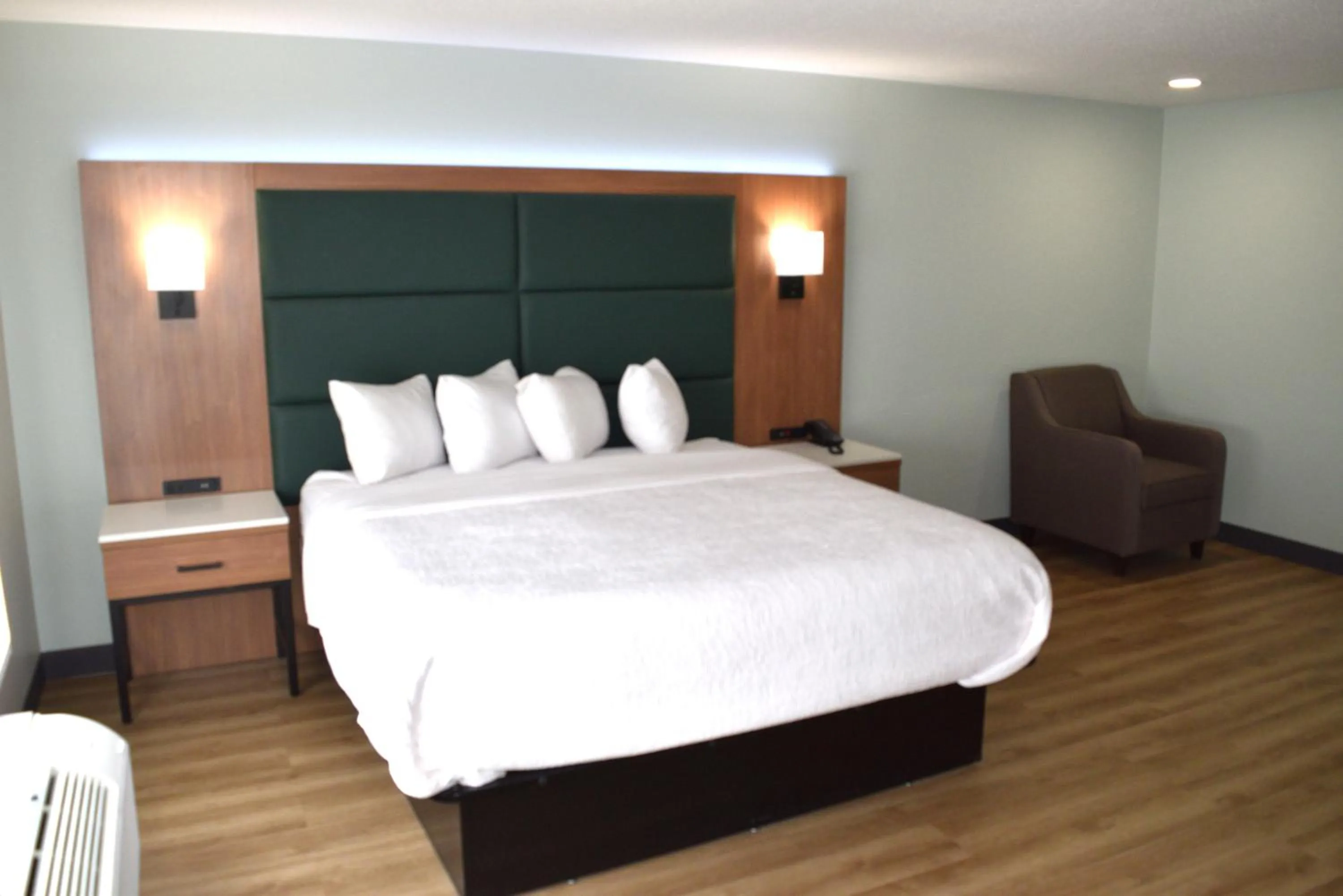Bed in Wingate by Wyndham Parkersburg-Vienna