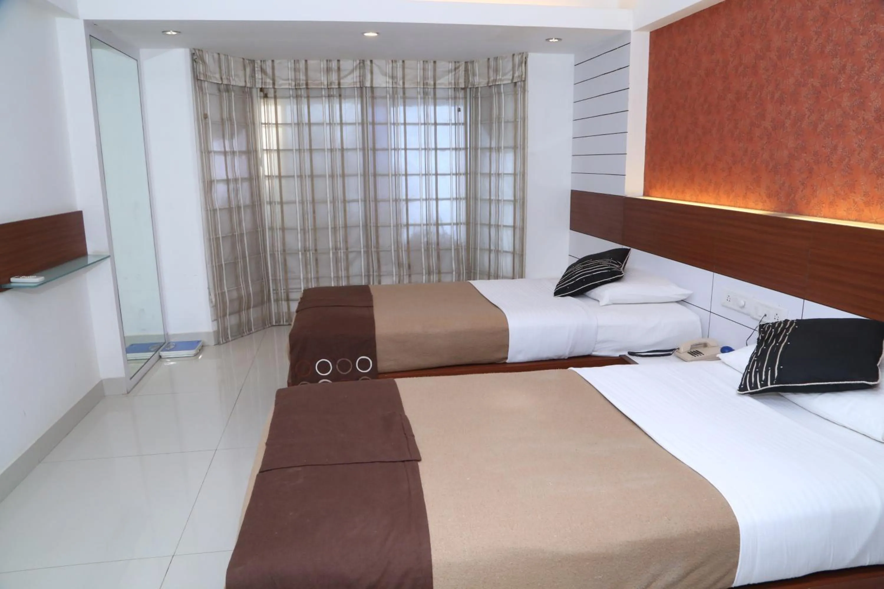 Photo of the whole room, Bed in Terrace Gardens