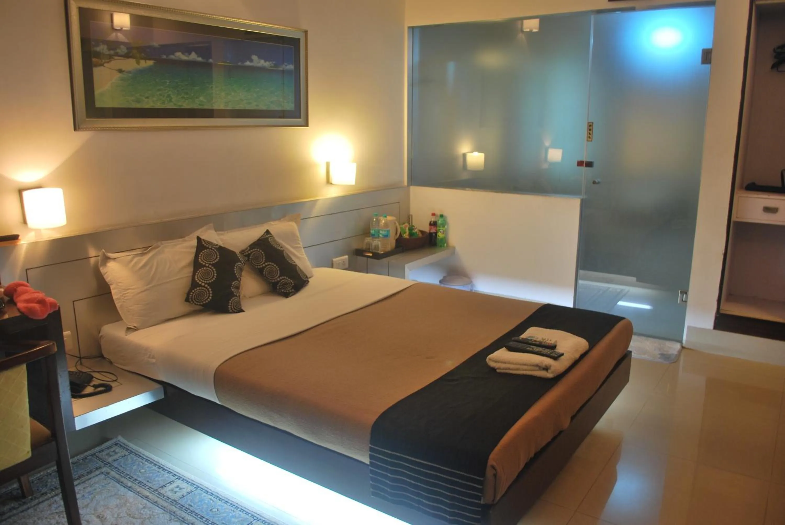 Photo of the whole room, Bed in Terrace Gardens