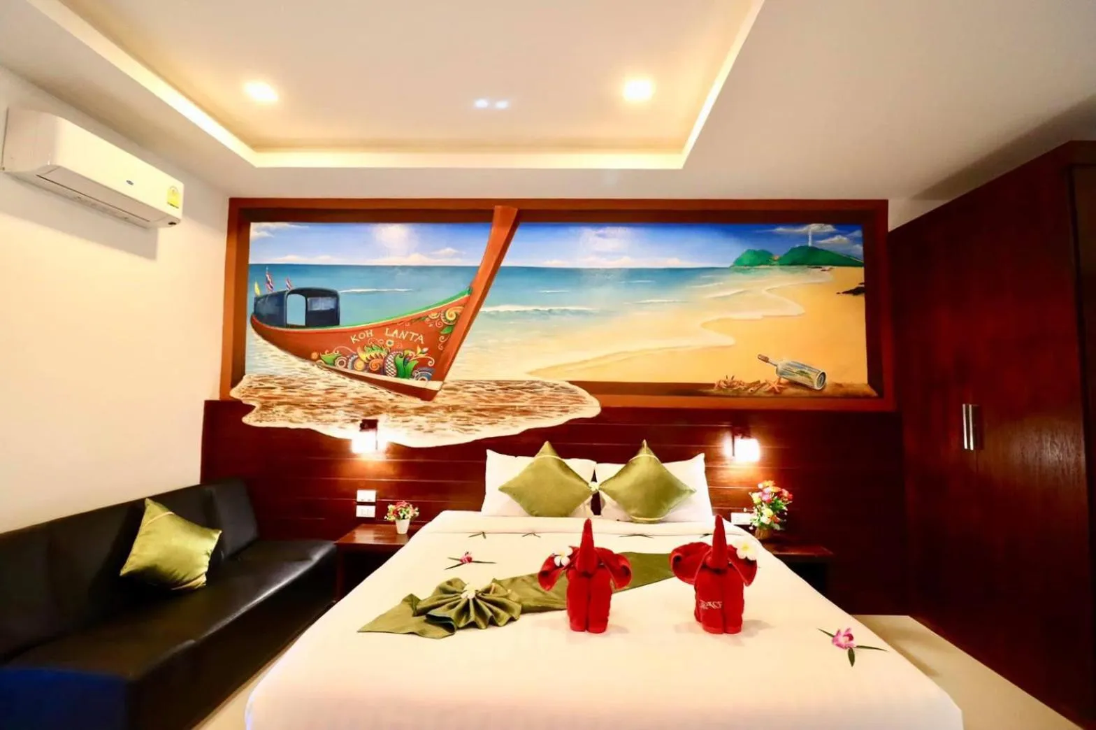 Photo of the whole room, Bed in Peaceful Resort , Long Beach - Koh Lanta