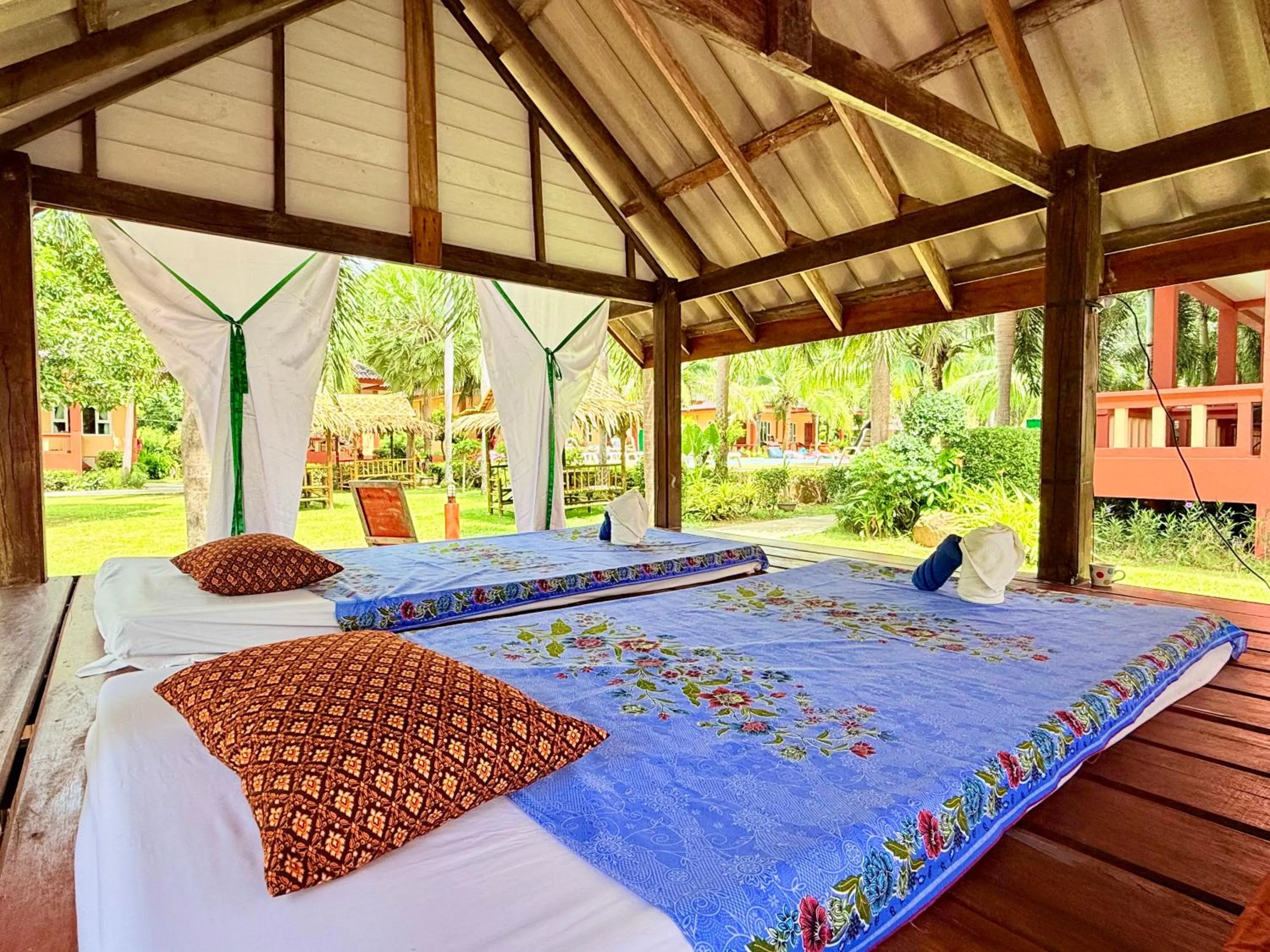 Massage, Bed in Peaceful Resort , Long Beach - Koh Lanta