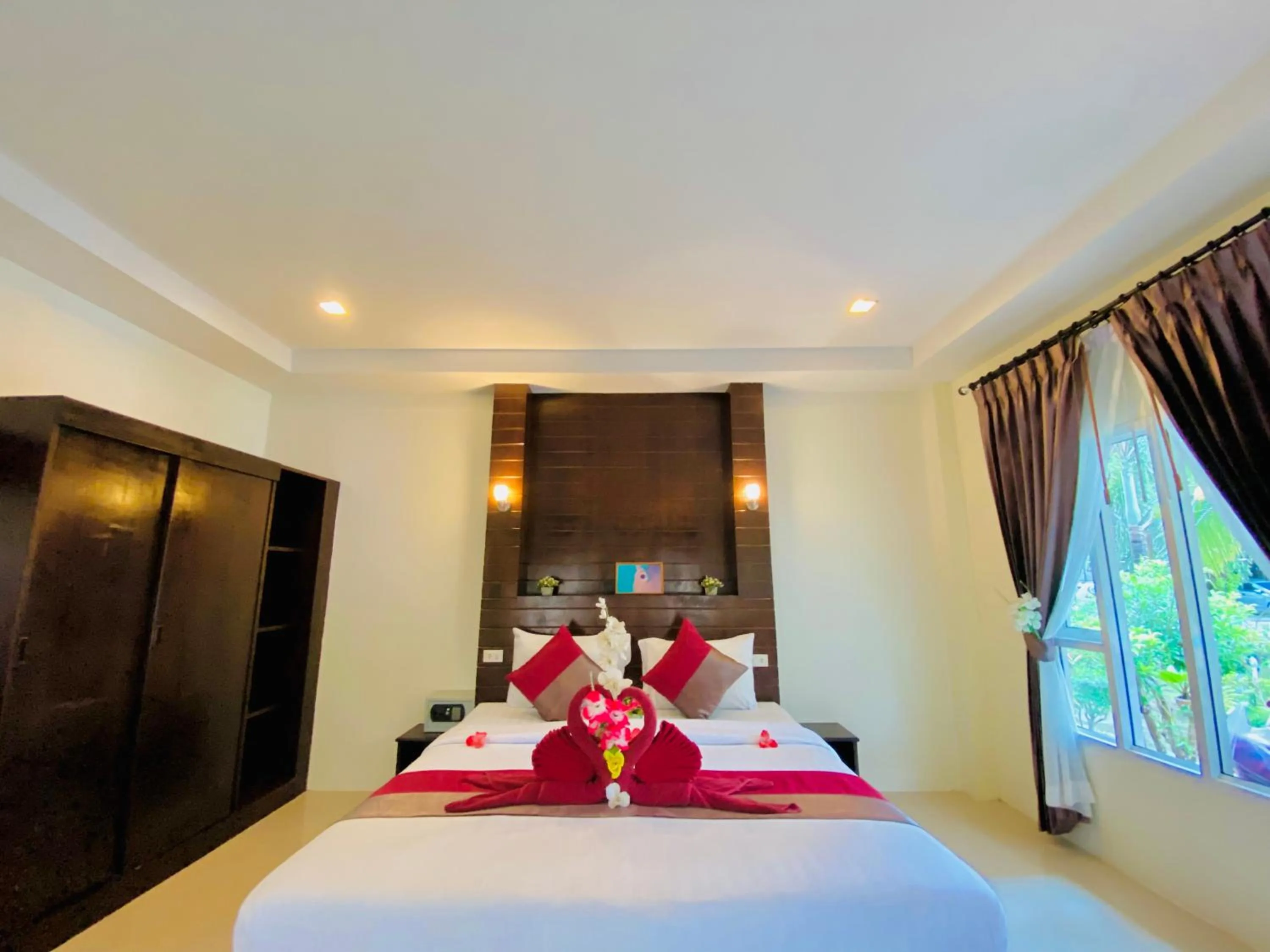 Photo of the whole room, Bed in Peaceful Resort , Long Beach - Koh Lanta