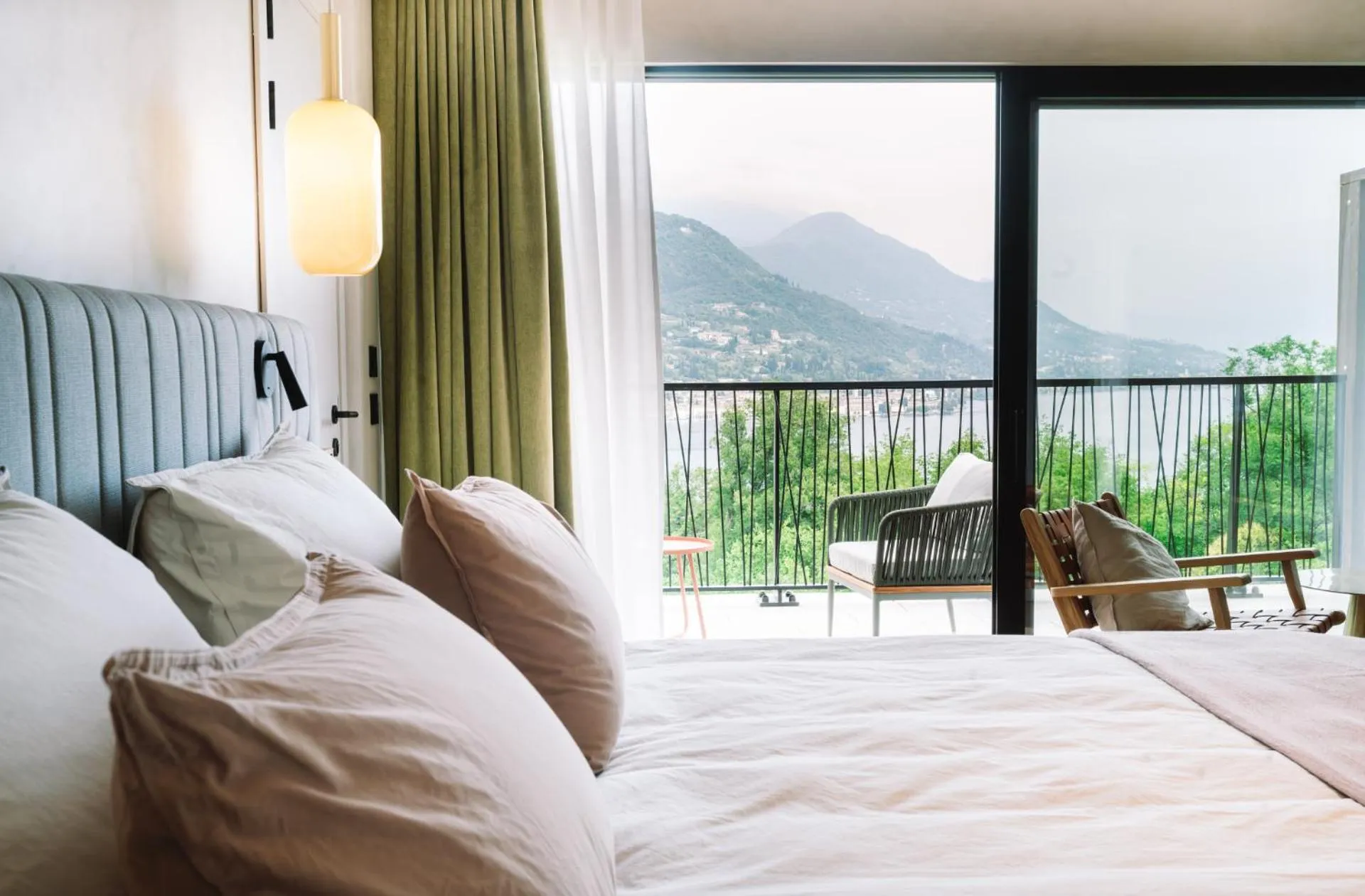 fireplace, Bed in A-ROSA Gardasee