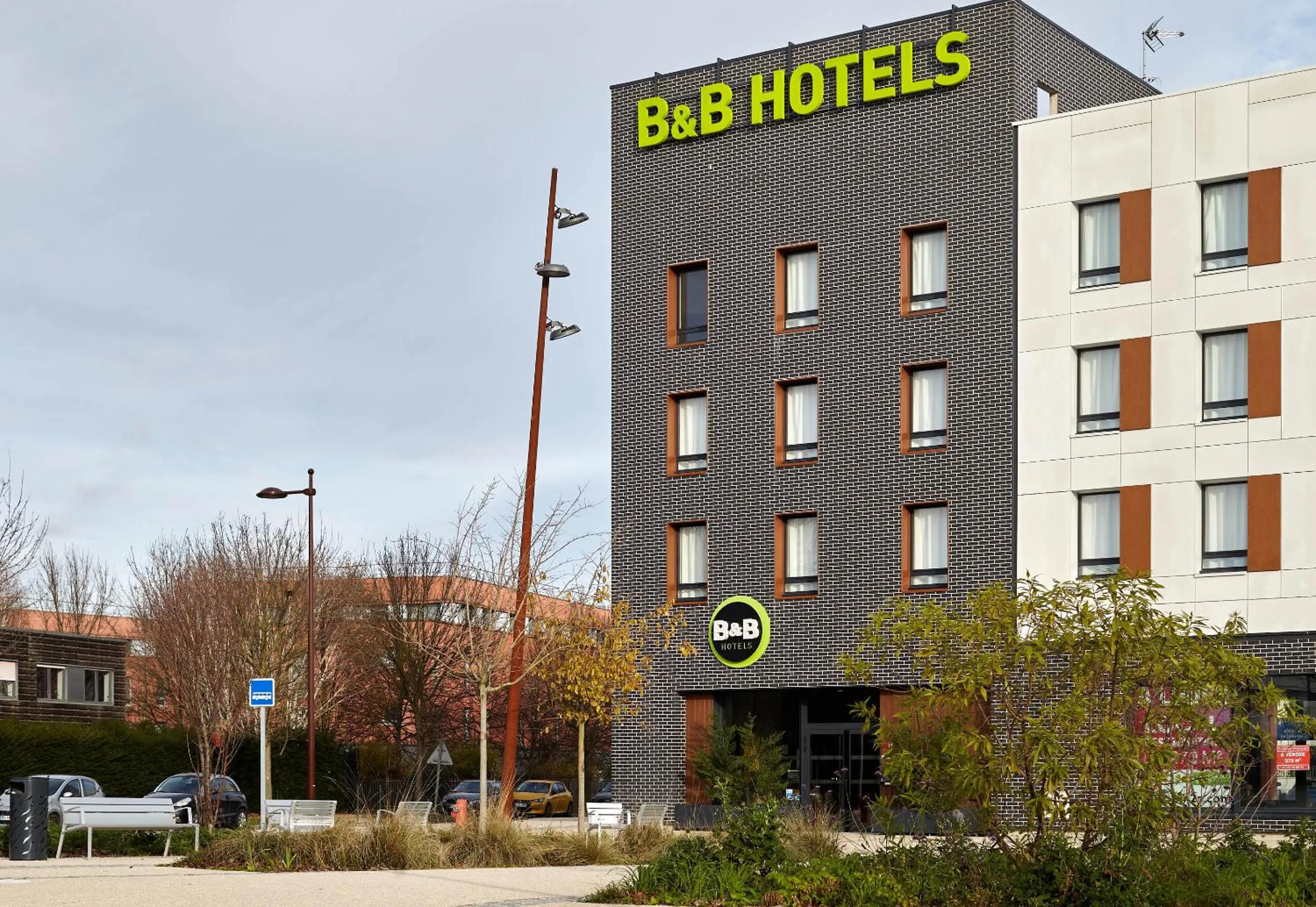 Property building in B&B HOTEL Bois d'Arcy Saint Quentin en Yvelines
