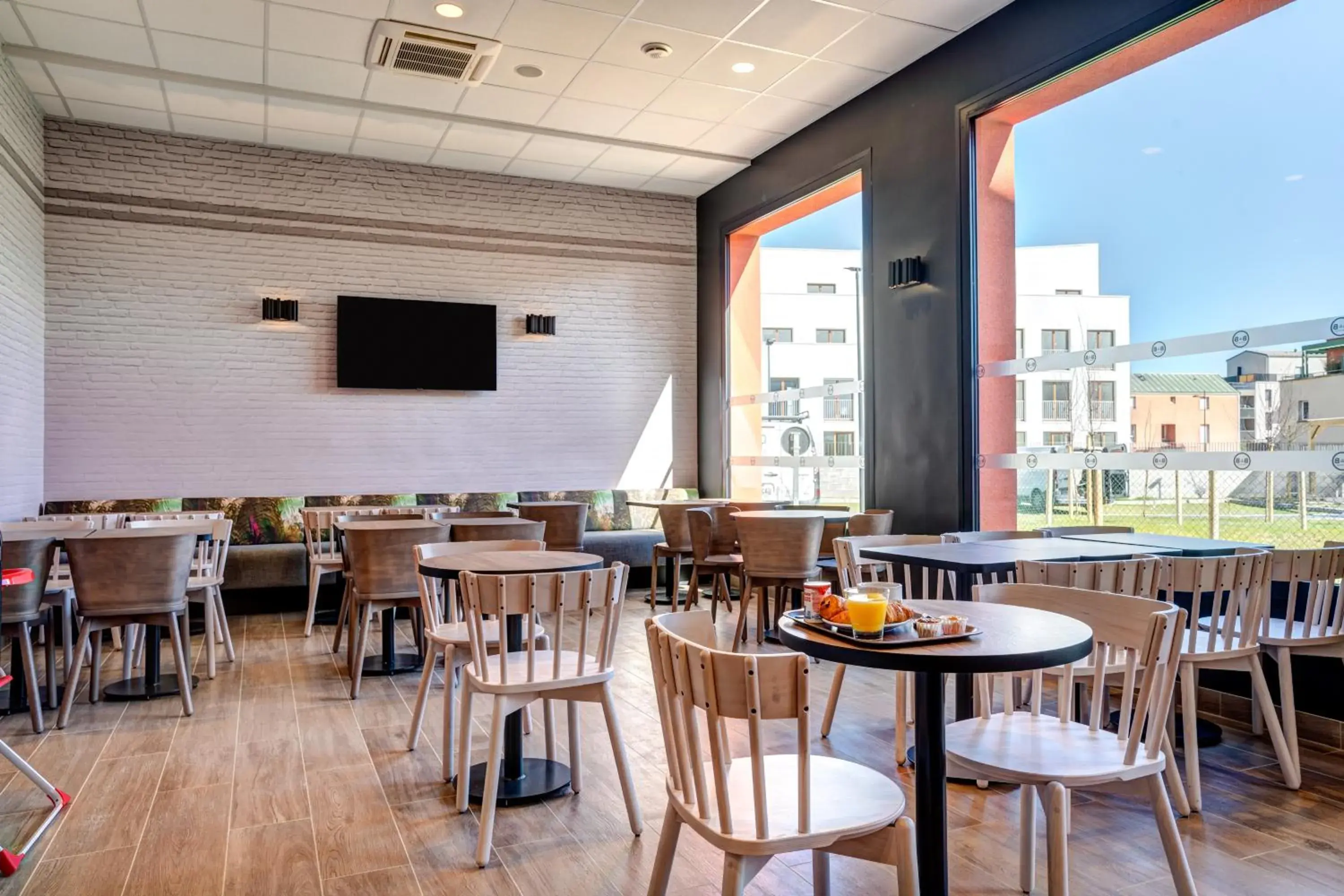 Seating area, Restaurant/Places to Eat in B&B HOTEL Bois d'Arcy Saint Quentin en Yvelines