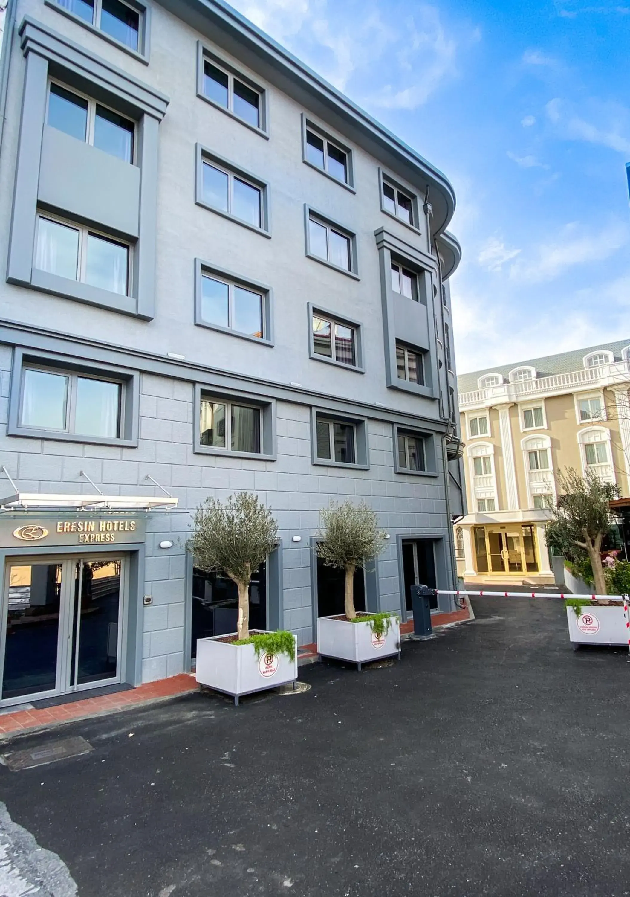 Property building in Eresin Hotels Express Property building in Eresin Hotels Express