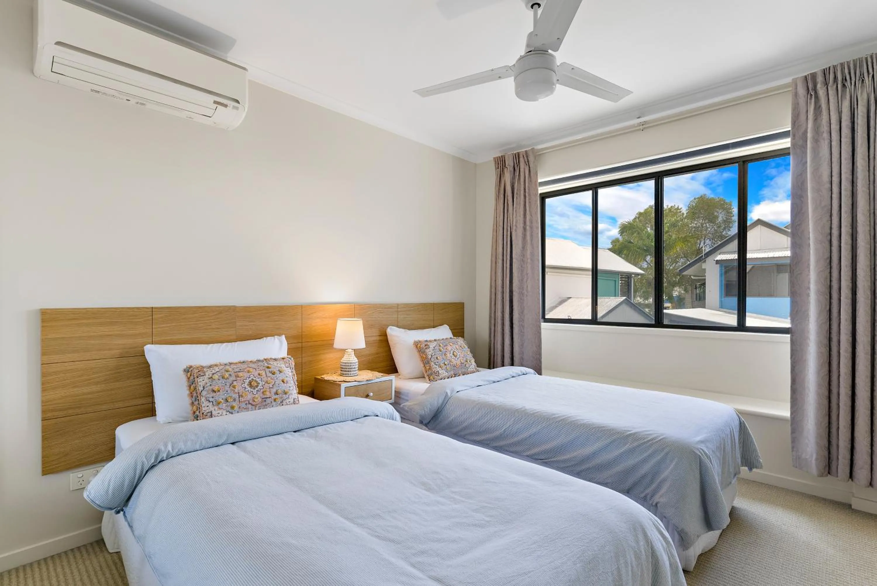 Bed in Modern & Stylish 2 Bedroom Townhouse