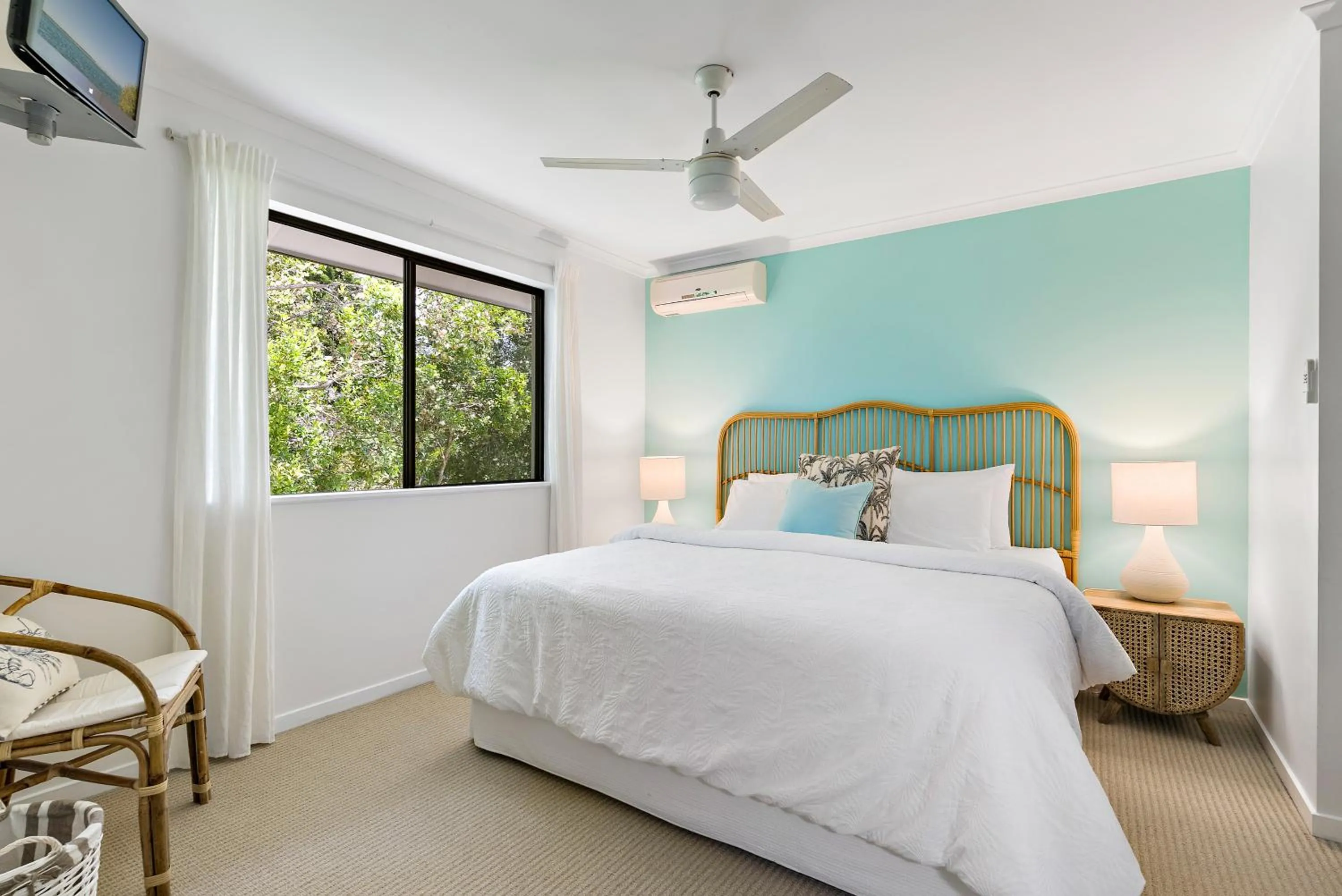 Bed in Modern & Stylish 2 Bedroom Townhouse