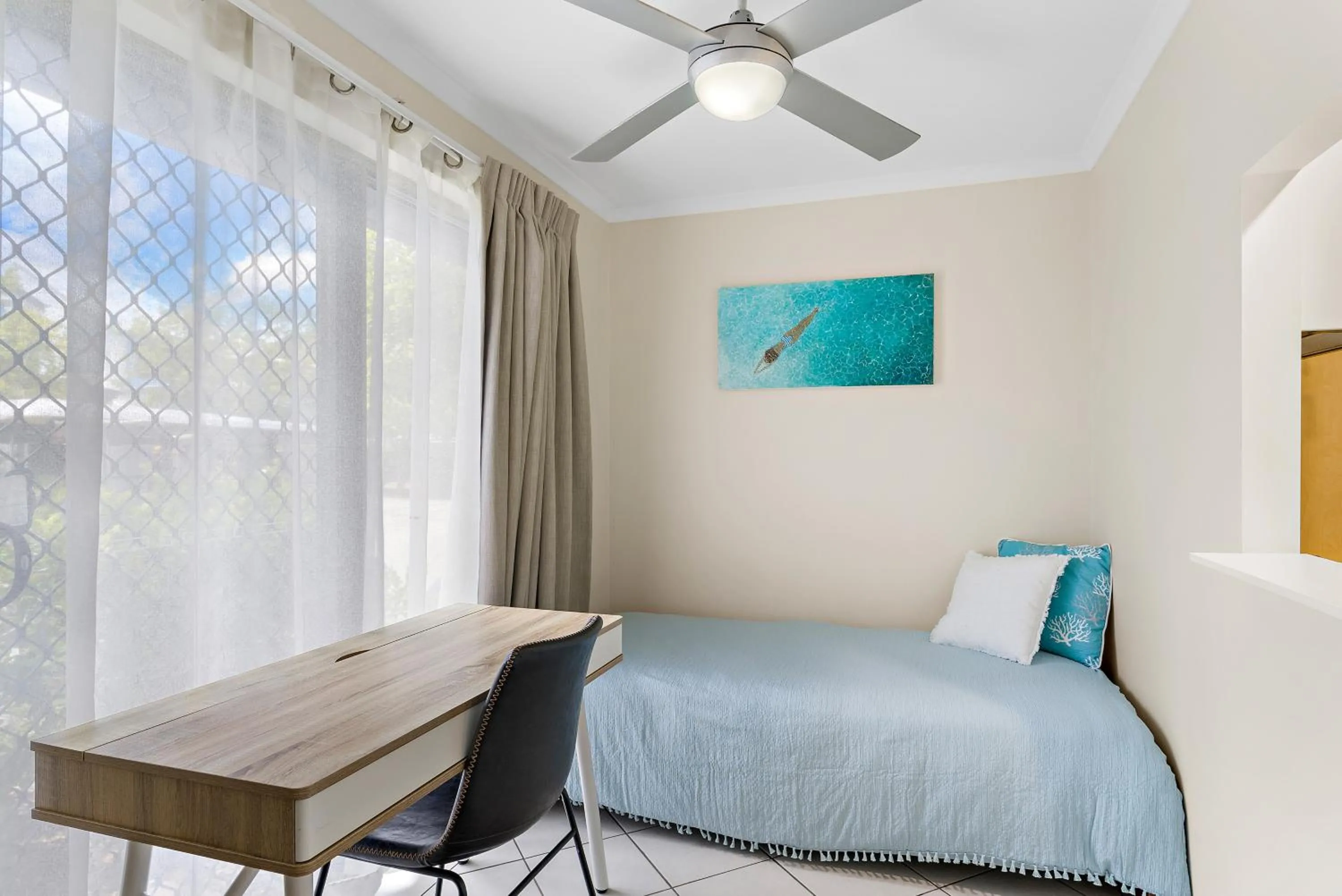 Bed in Modern & Stylish 2 Bedroom Townhouse